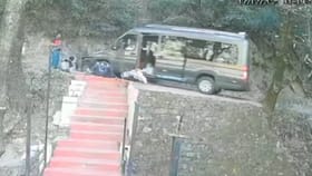 ಡ್ರೈವರ್ ಇಲ್ಲ, ಇಳಿಜಾರಿನಲ್ಲಿ ಇದ್ದಕ್ಕಿದ್ದಂತೆ ಹಿಂದೆ ಹೋದ ವಾಹನ