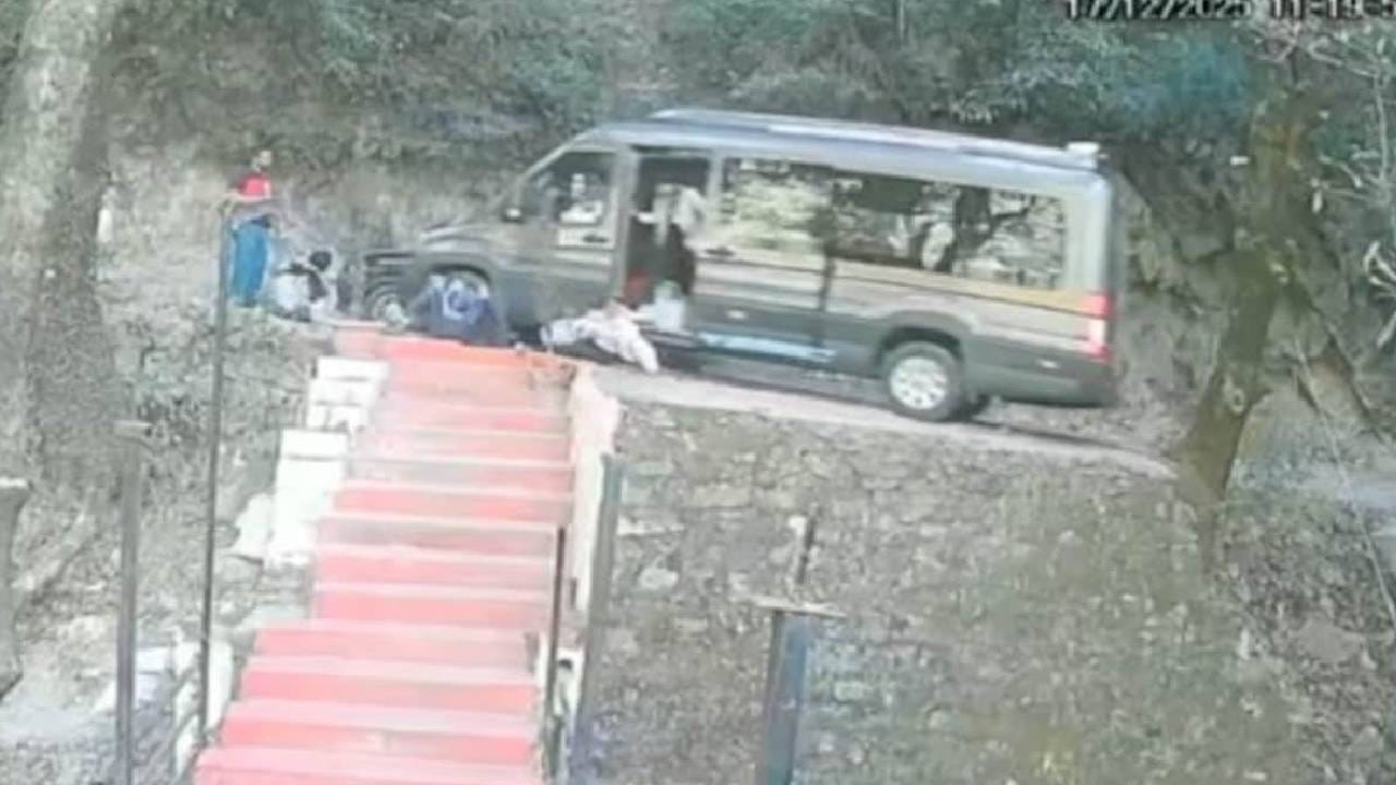 Video: ಡ್ರೈವರ್ ಇಲ್ಲ, ಇಳಿಜಾರಿನಲ್ಲಿ ಇದ್ದಕ್ಕಿದ್ದಂತೆ ಹಿಂದೆ ಹೋದ ವಾಹನ, ಕೆಳಗೆ ಹಾರಿ ಪ್ರಾಣ ಉಳಿಸಿಕೊಂಡ ಪ್ರಯಾಣಿಕರು Video: ಡ್ರೈವರ್ ಇಲ್ಲ, ಇಳಿಜಾರಿನಲ್ಲಿ ಇದ್ದಕ್ಕಿದ್ದಂತೆ ಹಿಂದೆ ಹೋದ ವಾಹನ, ಕೆಳಗೆ ಹಾರಿ ಪ್ರಾಣ ಉಳಿಸಿಕೊಂಡ ಪ್ರಯಾಣಿಕರು