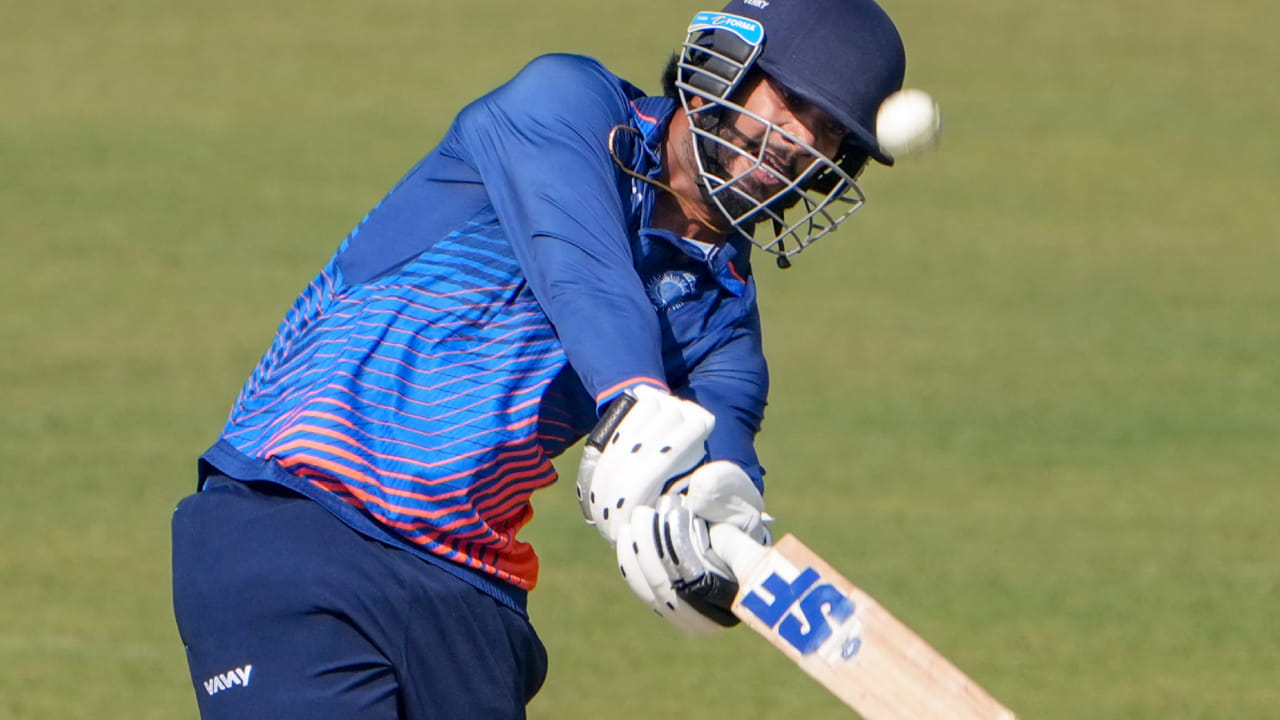 ವಿಜಯ್ ಹಜಾರೆ ಟ್ರೋಫಿಯಲ್ಲಿ ಇದುವರೆಗೆ 3 ಪಂದ್ಯಗಳು ನಡೆದಿವೆ. ಈ ಮೂರು ಪಂದ್ಯಗಳಲ್ಲೂ ವೆಂಕಟೇಶ್ ಪ್ರದರ್ಶನ ಹೇಳಿಕೊಳ್ಳುವಂತಿಲ್ಲ. ಈ ಪಂದ್ಯಕ್ಕೂ ಮುನ್ನ ನಡೆದ ಮೊದಲೆರಡು ಪಂದ್ಯಗಳಲ್ಲಿ ವೆಂಕಟೇಶ್ ಉತ್ತಮ ಆರಂಭ ಪಡೆದರಾದರೂ ಅದನ್ನು ಬಿಗ್ ಇನ್ನಿಂಗ್ಸ್ ಆಗಿ ಬದಲಿಸುವಲ್ಲಿ ವಿಫಲರಾಗಿದ್ದಾರೆ.