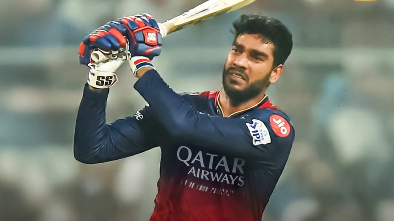 ವಾಸ್ತವವಾಗಿ ಕಳೆದ ಬಾರಿಯ ಮೆಗಾ ಹರಾಜಿನಲ್ಲಿ ಇದೇ ವೆಂಕಟೇಶ್ಗಾಗಿ ಆರ್ಸಿಬಿ ಹಾಗೂ ಕೆಕೆಆರ್ ನಡುವೆ ಭಾರಿ ಪೈಪೋಟಿ ನಡೆದಿತ್ತು. ಅಂತಿಮವಾಗಿ ಬಿಡ್ ಗೆಲ್ಲುವಲ್ಲಿ ಕೆಕೆಆರ್ ಯಶಸ್ವಿಯಾಗಿತ್ತು. ಈ ಬಾರಿಯೂ ಇದೇ ಎರಡು ತಂಡಗಳು ಪೈಪೋಟಿಗೆ ಬಿದ್ದಿದ್ದವು. ಆದರೆ ಈ ಬಾರಿ ಬಿಡ್ ಗೆದ್ದಿದ್ದು ಆರ್ಸಿಬಿ, ಅದು ಕೇವಲ 7 ಕೋಟಿ ರೂ.ಗಳಿಗೆ.