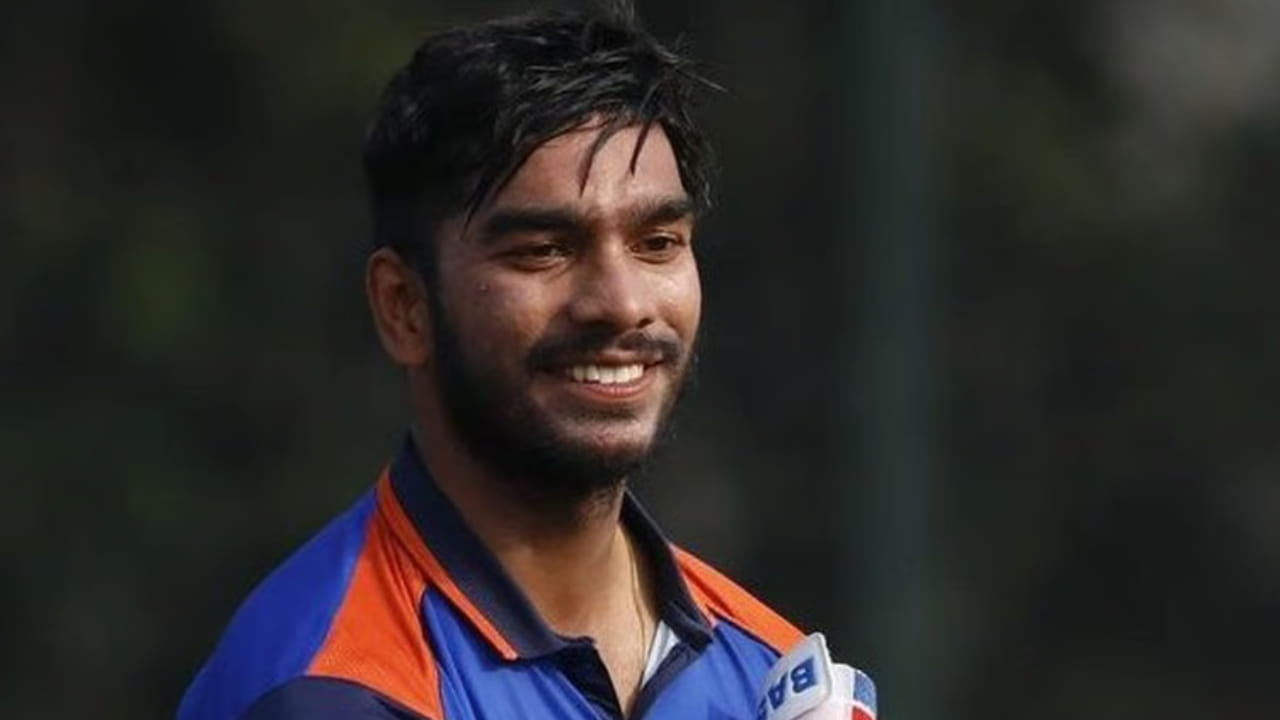 ರಾಜಸ್ಥಾನ್ ವಿರುದ್ಧದ ಮೊದಲ ಪಂದ್ಯದಲ್ಲಿ 34 ರನ್ಗಳ ಇನ್ನಿಂಗ್ಸ್ ಆಡಿದ್ದ ವೆಂಕಟೇಶ್ ಉತ್ತಮ ಆರಂಭ ಪಡೆದುಕೊಂಡಿದ್ದರು. ಆದರೆ ಅದನ್ನು ದೊಡ್ಡ ಇನ್ನಿಂಗ್ಸ್ ಆಗಿ ಪರಿವರ್ತಿಸಲಿಲ್ಲ. ಇದೇ ರೀತಿ ತಮಿಳುನಾಡು ವಿರುದ್ಧದ ಪಂದ್ಯದಲ್ಲೂ ವೆಂಕಟೇಶ್ 32 ರನ್ ಬಾರಿಸಿ ಪೆವಿಲಿಯನ್ ಸೇರಿಕೊಂಡರು.