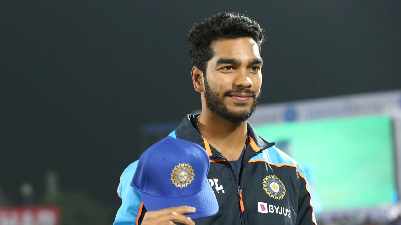 ಕಳೆದ ಆವೃತ್ತಿಯಲ್ಲಿ ಬರೋಬ್ಬರಿ 23.75 ಕೋಟಿ ರೂ. ಪಡೆದಿದ್ದ ವೆಂಕಟೇಶ್, ಈ ಬಾರಿ ಪಡೆದಿದ್ದು, 7 ಕೋಟಿ. ಅಂದರೆ ವೆಂಕಟೇಶ್ ಖಜಾನೆಗೆ 16.75 ಕೋಟಿ ರೂ. ನಷ್ಟವುಂಟಾಗಿದೆ. ವೆಂಕಟೇಶ್ ಬ್ಯಾಟಿಂಗ್ ಮತ್ತು ಬೌಲಿಂಗ್ ಎರಡರಲ್ಲೂ ಆರ್ಸಿಬಿ ನೆರವಾಗಲಿದ್ದು, ಅವರ ಖರೀದಿ ತಂಡದ ಉತ್ತಮ ನಿರ್ಧಾರ ಎನ್ನಲಾಗುತ್ತಿದೆ.