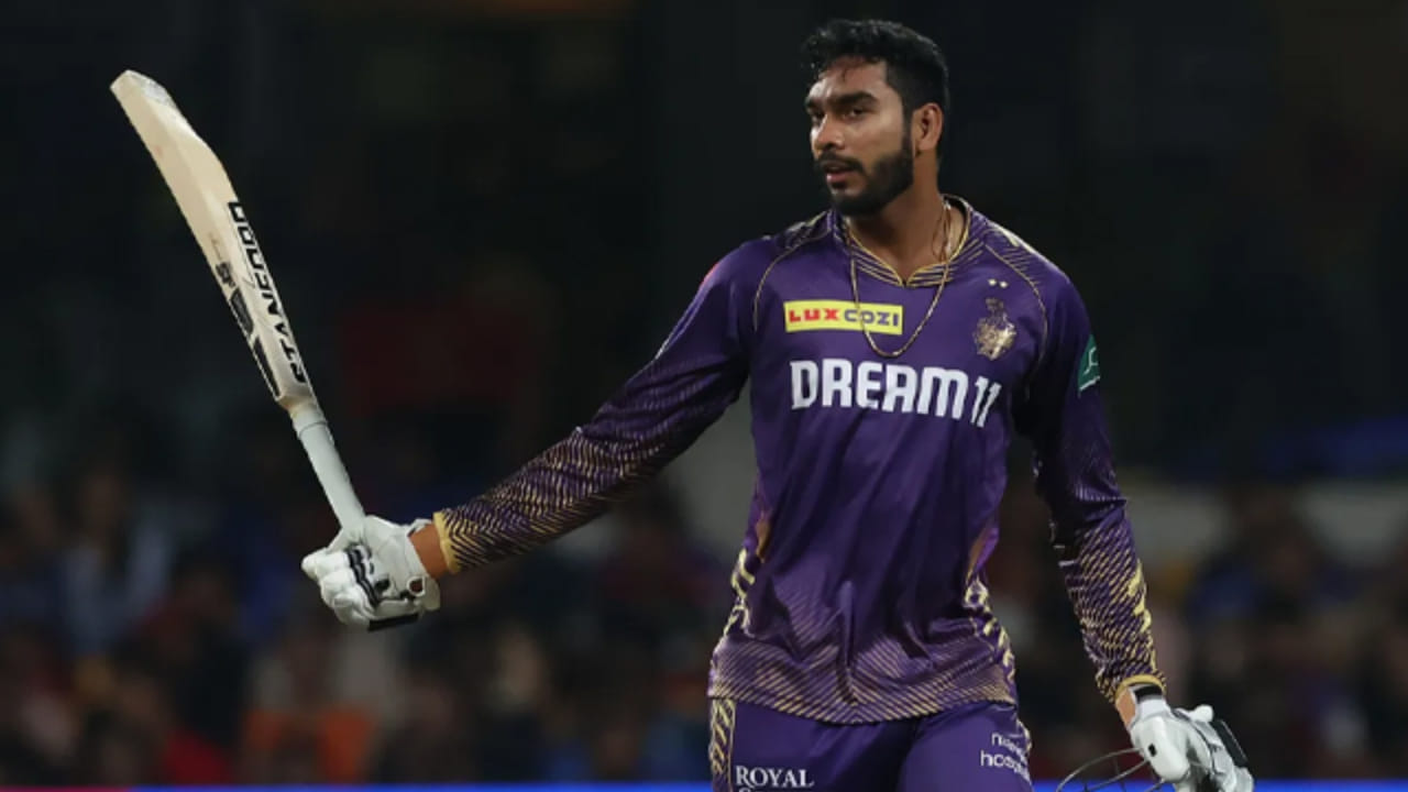 ಮೂಲ ಬೆಲೆ 2 ಕೋಟಿ ರೂಗಳೊಂದಿಗೆ ಹರಾಜಿಗೆ ಬಂದಿದ್ದ ವೆಂಕಟೇಶ್ಗಾಗಿ ಮೊದಲು ಲಕ್ನೋ ಸೂಪರ್ ಜೈಂಟ್ಸ್ ಬಿಡ್ಡಿಂಗ್ ಮಾಡಿತು. ನಂತರ ಗುಜರಾತ್ ಟೈಟನ್ಸ್ ಬಿಡ್ಡಿಂಗ್ ಆರಂಭಿಸಿತು. ಗುಜರಾತ್ ಹೊರಬಿದ್ದ ಬಳಿಕ ಕಣಕ್ಕಿಳಿದ ಆರ್ಸಿಬಿ ಬಿಡ್ ಅನ್ನು 7 ಕೋಟಿಗೆ ಏರಿಸಿ ಅಂತಿಮವಾಗಿ ವೆಂಕಟೇಶ್ರನ್ನು ತಂಡಕ್ಕೆ ಸೇರಿಸಿಕೊಳ್ಳುವಲ್ಲಿ ಯಶಸ್ವಿಯಾಯಿತು.