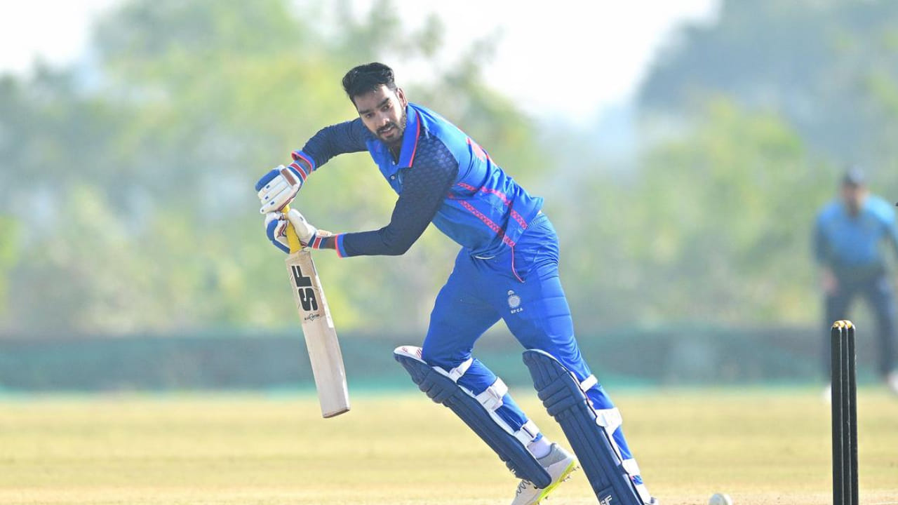 ವಿಜಯ್ ಹಜಾರೆ ಟ್ರೋಫಿಯ ಮೂರನೇ ಸುತ್ತಿನಲ್ಲಿ ಮಧ್ಯಪ್ರದೇಶ ಹಾಗೂ ಕೇರಳ ತಂಡಗಳು ಮುಖಾಮುಖಿಯಾಗಿದ್ದವು. ಈ ಪಂದ್ಯದಲ್ಲಿ ಮಧ್ಯಪ್ರದೇಶ ಪರ ಕಣಕ್ಕಿಳಿದಿದ್ದ ಸ್ಟಾರ್ ಆಲ್ರೌಂಡರ್ ವೆಂಕಟೇಶ್ ಅಯ್ಯರ್ ನೀರಸ ಪ್ರದರ್ಶನ ನೀಡಿದರು. ಅಹಮದಾಬಾದ್ನ ನರೇಂದ್ರ ಮೋದಿ ಕ್ರೀಡಾಂಗಣದಲ್ಲಿ ನಡೆದ ಈ ಪಂದ್ಯದಲ್ಲಿ ವೆಂಕಟೇಶ್ ಅಯ್ಯರ್ ಕೇವಲ 8 ರನ್ ಗಳಿಸಿ ಪೆವಿಲಿಯನ್ಗೆ ಮರಳಿದರು.