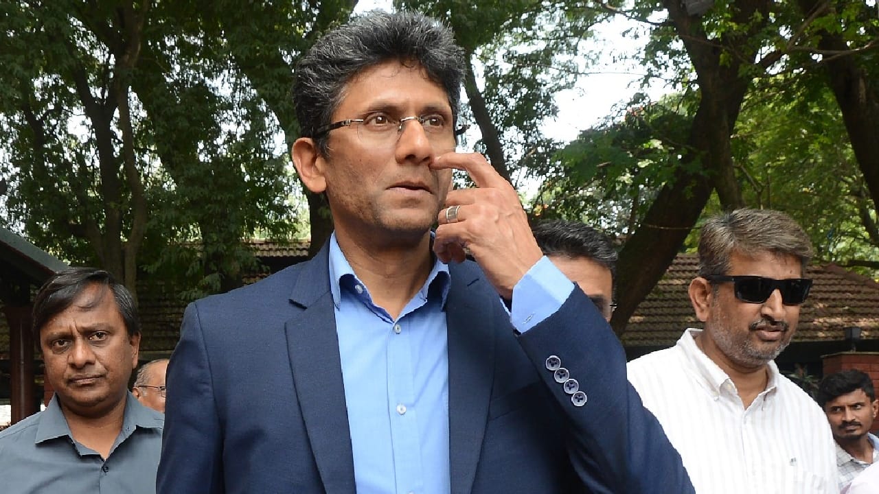 ಇದೀಗ ಕೆಎಸ್ಸಿಎಗೆ ನೂತನ ಅಧ್ಯಕ್ಷರಾಗಿ ಆಯ್ಕೆಯಾಗಿರುವ ಟೀಮ್ ಇಂಡಿಯಾದ ಮಾಜಿ ವೇಗಿ ವೆಂಕಟೇಶ್ ಪ್ರಸಾದ್ ನೇತೃತ್ವದ ಸಮಿತಿಯು, ಸರ್ಕಾರ ಸೂಚಿಸಿದ ಸಲಹೆಗಳನ್ನು ಪಾಲಿಸಲು ಸಿದ್ಧವಾಗಿದೆ ಎಂದು ತಿಳಿಸಿದ್ದಾರೆ. ಇದರ ಬೆನ್ನಲ್ಲೇ ರಾಜ್ಯ ಸರ್ಕಾರದಿಂದಲೂ ಚಿನ್ನಸ್ವಾಮಿ ಸ್ಟೇಡಿಯಂಗೆ ಗ್ರೀನ್ ಸಿಗ್ನಲ್ ಸಿಕ್ಕಿದೆ.