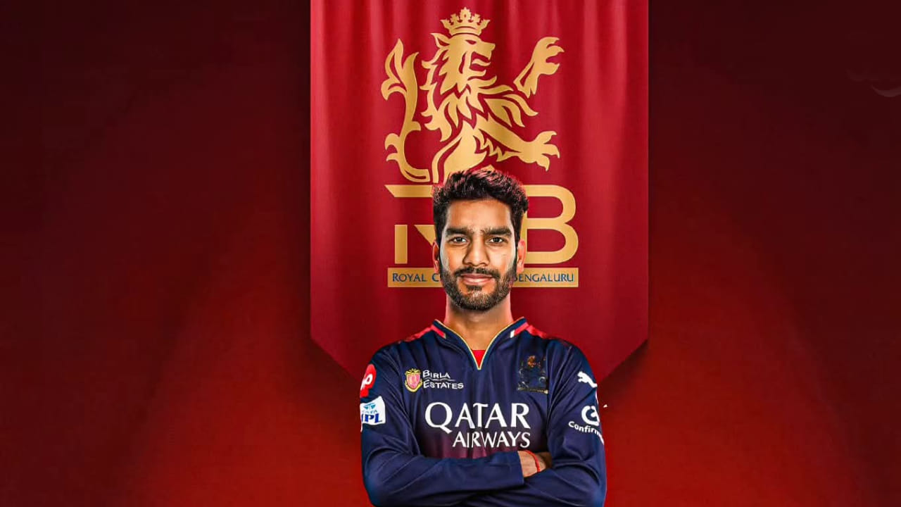 ಇತ್ತ ವೆಂಕಟೇಶ್ ಅಯ್ಯರ್ ಎಂಟ್ರಿಯೊಂದಿಗೆ ಆರ್​ಸಿಬಿ ತಂಡದ ಪ್ಲೇಯಿಂಗ್ ಇಲೆವೆನ್​ನಲ್ಲಿ ಒಂದು ಬದಲಾವಣೆ ಕಂಡು ಬರುವುದು ಖಚಿತ. ಏಕೆಂದರೆ ಆರ್​ಸಿಬಿ ತಂಡದ ಅಗ್ರ ಕ್ರಮಾಂಕದಲ್ಲಿ ಯಾವುದೇ ಆಲ್​ರೌಂಡರ್​ಗಳಿಲ್ಲ. ಆರಂಭಿಕರಾಗಿ ಕಣಕ್ಕಿಳಿಯುವ ಫಿಲ್ ಸಾಲ್ಟ್ ಹಾಗೂ ವಿರಾಟ್ ಕೊಹ್ಲಿ ಪರಿಪೂರ್ಣ ಬ್ಯಾಟರ್​ಗಳು.