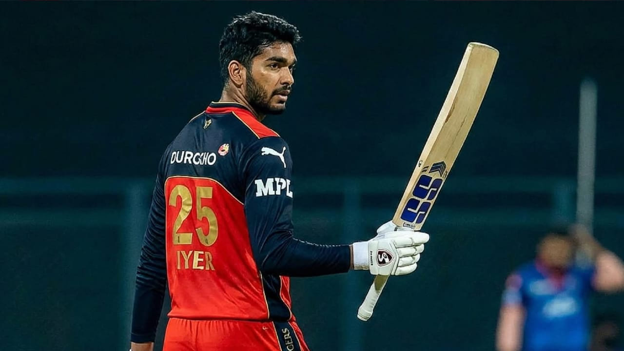 ಅಂದರೆ ಆರ್​ಸಿಬಿ ಪರ ವೆಂಕಟೇಶ್ ಅಯ್ಯರ್ ಮೂರನೇ ಕ್ರಮಾಂಕದಲ್ಲಿ ಕಣಕ್ಕಿಳಿಯುವ ಸಾಧ್ಯತೆ ಹೆಚ್ಚು. ಇದರಿಂದ ದೇವದತ್ ಪಡಿಕ್ಕಲ್ ಅವಕಾಶ ವಂಚಿತರಾಗುವ ಸಾಧ್ಯತೆಗಳಿವೆ. ಏಕೆಂದರೆ ವೆಂಕಿ ಆಲ್​ರೌಂಡರ್ ಆಟಗಾರ. ಅವರ ಆಯ್ಕೆಯಿಂದ ಹೆಚ್ಚುವರಿ ಬೌಲರ್​ನ ಆಯ್ಕೆ ಕೂಡ ಆರ್​ಸಿಬಿ ತಂಡಕ್ಕೆ ಲಭ್ಯವಾಗಲಿದೆ. ಹೀಗಾಗಿ ವೆಂಕಟೇಶ್ ಅಯ್ಯರ್ ಎಂಟ್ರಿಯಿಂದಾಗಿ ದೇವದತ್ ಪಡಿಕ್ಕಲ್ ಸ್ಥಾನಕ್ಕೆ ಕುತ್ತು ಬರುವುದು ಖಚಿತ ಎಂದೇ ಹೇಳಬಹುದು.