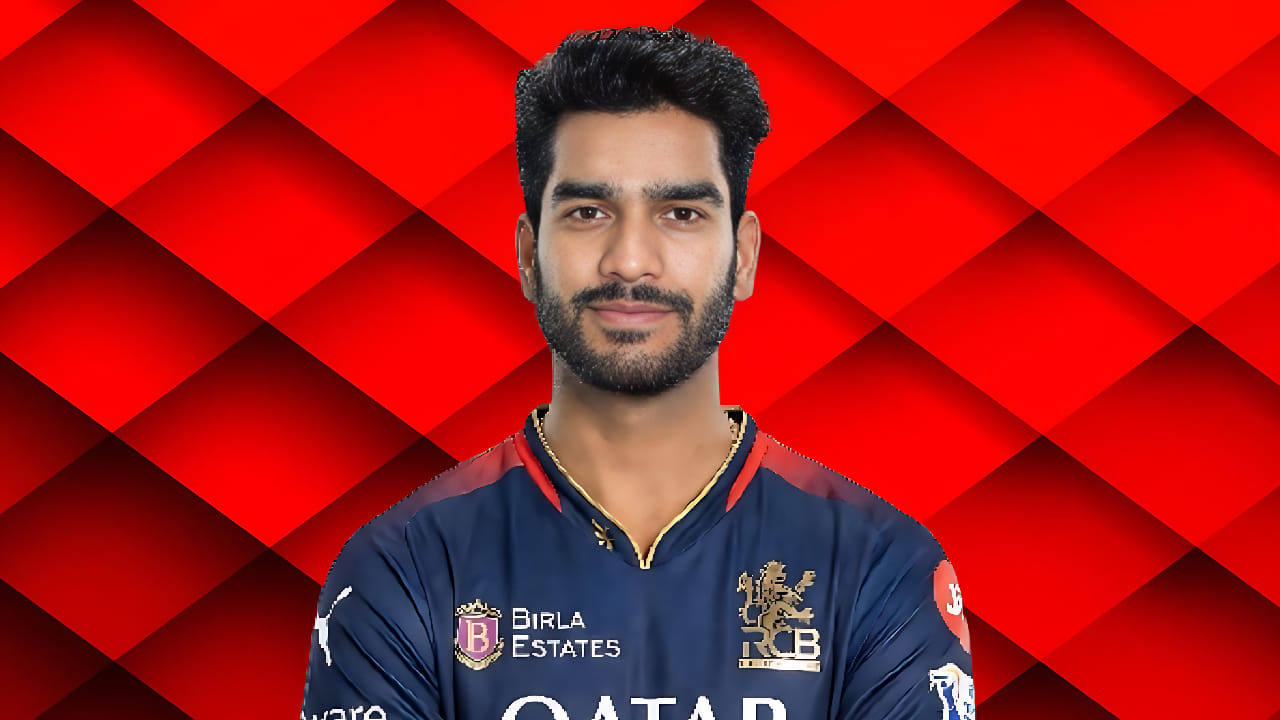 ವೆಂಕಟೇಶ್ ಅಯ್ಯರ್: ರಾಯಲ್ ಚಾಲೆಂಜರ್ಸ್ ಬೆಂಗಳೂರು ತಂಡಕ್ಕೆ ಹೊಸದಾಗಿ ಎಂಟ್ರಿ ಕೊಟ್ಟಿರುವ ವೆಂಕಟೇಶ್ ಅಯ್ಯರ್ ಮೂರನೇ ಸ್ಥಾನದಲ್ಲಿ ಕಣಕ್ಕಿಳಿಯಲಿದ್ದಾರೆ. ಕಳೆದ ಸೀಸನ್​ನಲ್ಲಿ ದೇವತ್ ಪಡಿಕ್ಕಲ್ ಮೂರನೇ ಕ್ರಮಾಂಕದಲ್ಲಿ ಬ್ಯಾಟ್ ಬೀಸಿದ್ದರು. ಆದರೆ ವೆಂಕಟೇಶ್ ಅಯ್ಯರ್ ಆಲ್​ರೌಂಡರ್ ಆಗಿರುವ ಕಾರಣ ಅವರಿಗೆ ಈ ಬಾರಿ ಅವಕಾಶ ಸಿಗಲಿದೆ.