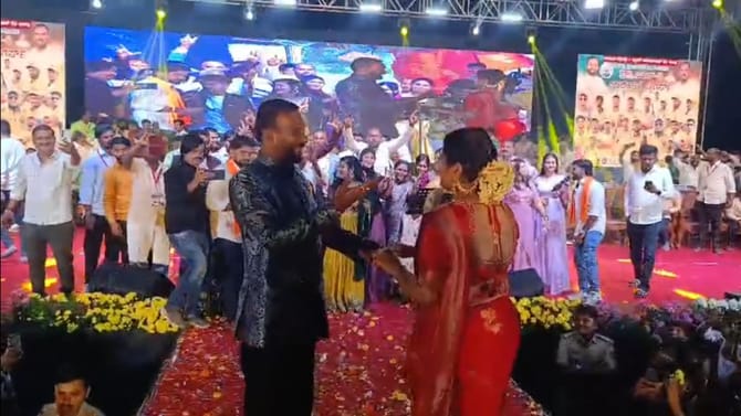 ಪತ್ನಿ ಜೊತೆ ಶಾಸಕ ವಿಜಯಾನಂದ ಕಾಶಪ್ಪನವರ್​​ ಭರ್ಜರಿ ಡ್ಯಾನ್ಸ್​​