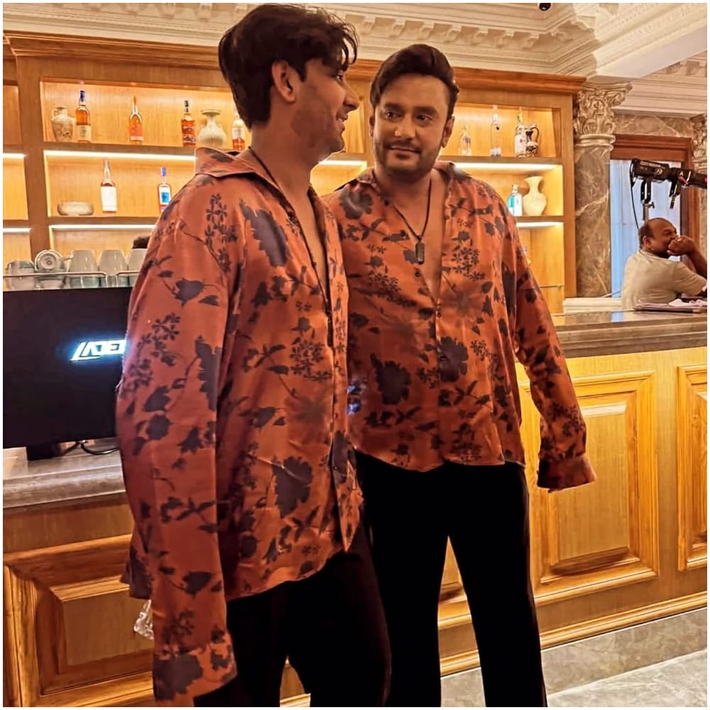 ಈಗ ದರ್ಶನ್ ಹಾಗೂ ವಿನೀಶ್ ಅವರ ಹೊಸ ಫೋಟೋ ವೈರಲ್ ಆಗಿದೆ. ಈ ಫೋಟೋದಲ್ಲಿ ದರ್ಶನ್ ಹಾಗೂ ವಿನೀಶ್ ಲುಕ್ ಹಾಗೂ ಖದರ್ ಒಂದೇ ರೀತಿ ಇದೆ. ಈ ಫೋಟೋಗಳು ಗಮನ ಸೆಳೆಯುವ ರೀತಿಯಲ್ಲಿ ಇವೆ.