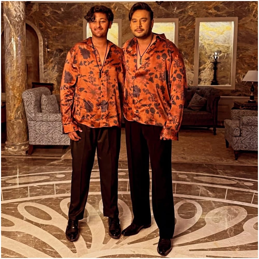 ಅಂದಹಾಗೆ, ಇದು ‘ಡೆವಿಲ್’ ಸಿನಿಮಾ ಶೂಟ್ ಸಂದರ್ಭದಲ್ಲಿ ತೆಗೆದ ಫೋಟೋ. ರಾಜಸ್ಥಾನದಲ್ಲಿ ತಂಡ ಬೀಡುಬಿಟ್ಟಾಗ ವಿನೀಶ್ ಕೂಡ ದರ್ಶನ್ ಜೊತೆ ತೆರಳಿದ್ದರು. ತಂದೆಯ ರೀತಿಯೇ ಶರ್ಟ್ ಧರಿಸಿ ಅವರು ಗಮನ ಸೆಳೆದಿದ್ದಾರೆ.