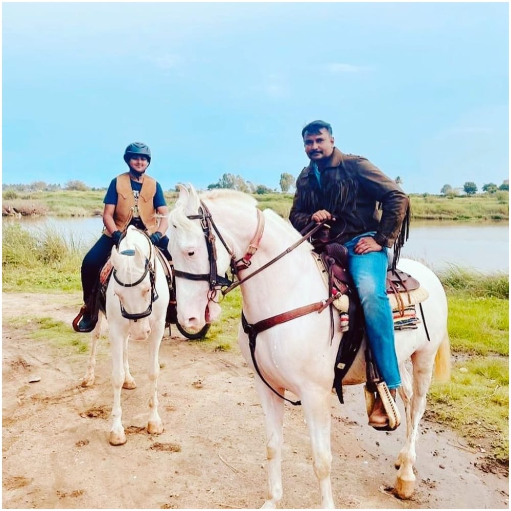 ದರ್ಶನ್ ಅವರಿಗೆ ಕುದುರೆ ಎಂದರೆ ಸಖತ್ ಇಷ್ಟ. ಅವರು ಕುದುರೆ ಸವಾರಿ ಮಾಡುತ್ತಾರೆ. ತಮ್ಮ ಫಾರ್ಮ್ಹೌಸ್ನಲ್ಲಿ ಕುದುರೆಗಳನ್ನು ಅವರು ಸಾಕಿದ್ದಾರೆ. ವಿನೀಶ್ ಕೂಡ ಕುದುರೆ ಸವಾರಿ ಮಾಡಬಲ್ಲರು ಎಂಬುದು ವಿಶೇಷ. ಆ ಸಂದರ್ಭದ ಫೋಟೋನ ವಿನೀಶ್ ಈ ಮೊದಲು ಹಂಚಿಕೊಂಡಿದ್ದರು.