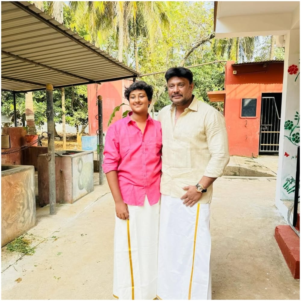 ವಿನೀಶ್ ಅವರಿಗೆ ಸ್ವಲ್ಪ ವಿಜಯಲಕ್ಷ್ಮೀ ಅವರ ಹೋಲಿಕೆ ಇದೆ. ಆದರೆ ಎತ್ತರ ಮಾತ್ರ ದರ್ಶನ್ ಅವರದ್ದೇ ಬಂದಿದೆ. ಅವರು ದರ್ಶನ್ ರೀತಿಯೇ ಕಟ್ಟುಮಸ್ತಾಗಿ ಕಾಣಿಸುತ್ತಿದ್ದಾರೆ. ಈ ಸಂದರ್ಭದ ಫೋಟೋನ ‘ಡೆವಿಲ್’ ತಂಡ ಹಂಚಿಕೊಂಡಿದೆ.