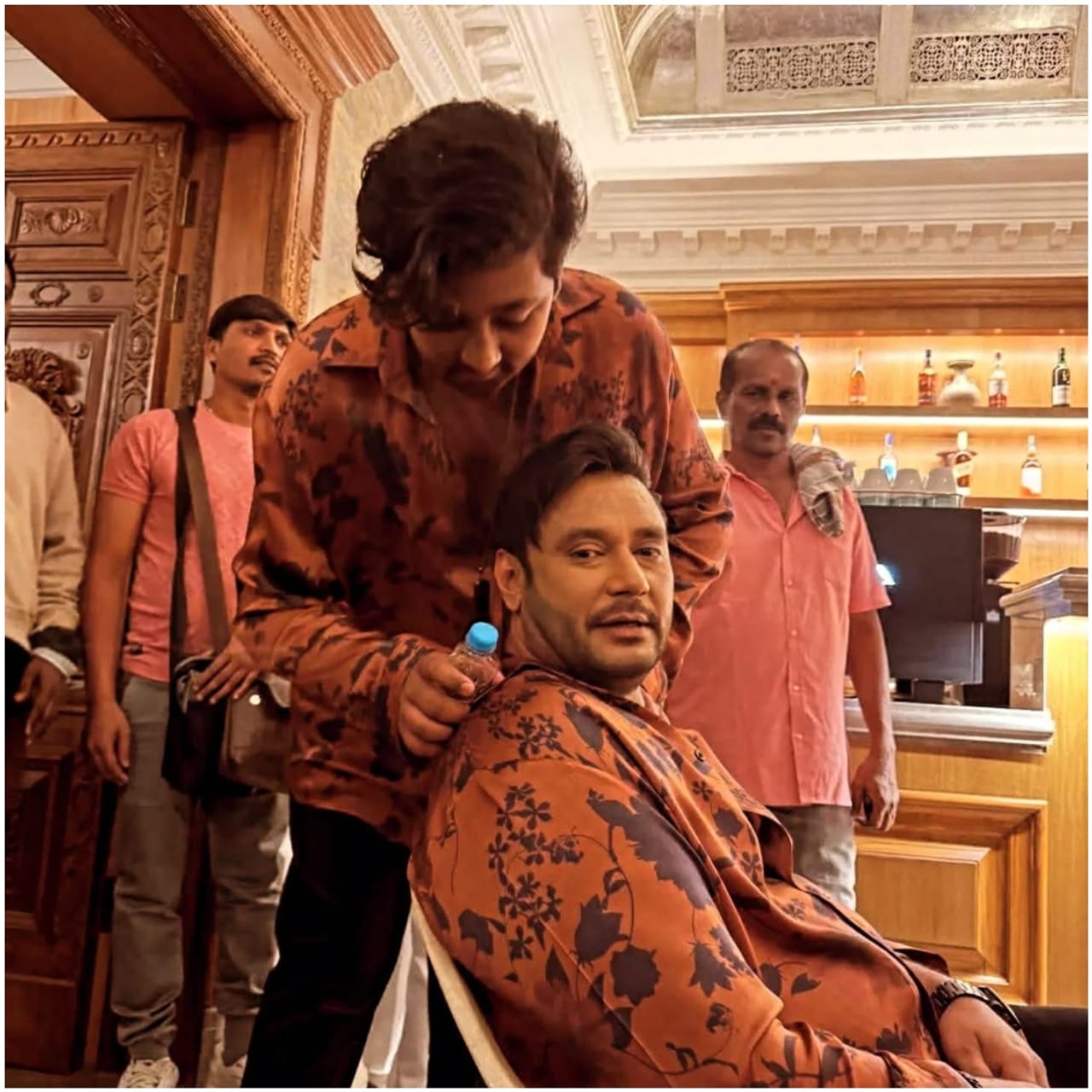 ನಟ ದರ್ಶನ್ ಹಾಗೂ ಮಗ ವಿನೀಶ್ ಮಧ್ಯೆ ಸಾಕಷ್ಟು ಒಳ್ಳೆಯ ಬಾಂಧವ್ಯ ಇದೆ. ಮಗ ಎನ್ನುವುದಕ್ಕಿಂತ ಹೆಚ್ಚಾಗಿ ಗೆಳೆಯನ ರೀತಿ ವಿನೀಶ್ನ ದರ್ಶನ್ ಟ್ರೀಟ್ ಮಾಡುತ್ತಾರೆ. ಇದಕ್ಕೆ ಸಾಕ್ಷಿ ಎಂಬಂತೆ ಹಲವು ಫೋಟೋಗಳು ವೈರಲ್ ಆಗುತ್ತವೆ.