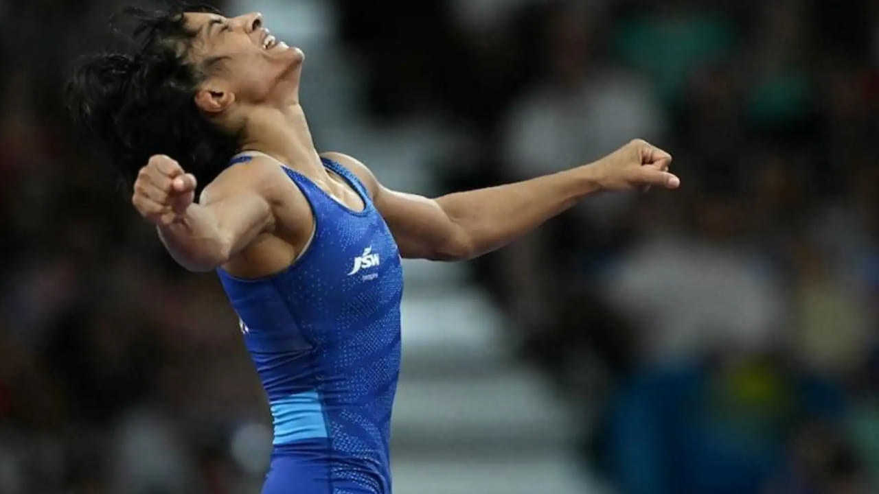 ತಮ್ಮ ನಿವೃತ್ತಿ ನಿರ್ಧಾರವನ್ನು ಹಿಂತೆಗೆದುಕೊಂಡಿರುವುದಾಗಿ ಹೇಳಿಕೆ ನೀಡಿರುವ ವಿನೇಶ್ ಫೋಗಟ್, ತನ್ನ ಗಮನ ಏನಿದ್ದರೂ 2028 ರಲ್ಲಿ ನಡೆಯಲಿರುವ ಲಾಸ್ ಏಂಜಲೀಸ್‌ ಒಲಿಂಪಿಕ್ಸ್ ಮೇಲೆ ಇರಲಿದೆ ಎಂದಿದ್ದಾರೆ. ವಾಸ್ತವವಾಗಿ ಇದೇ ವರ್ಷದ ಆಗಸ್ಟ್‌ನಲ್ಲಿ ಕ್ರೀಡೆಯಿಂದ ದೂರ ಸರಿದು ರಾಜಕೀಯಕ್ಕೆ ಪ್ರವೇಶಿಸಿದ್ದ ವಿನೇಶ್ ಫೋಗಟ್, ಇದೀಗ ಮತ್ತೊಮ್ಮೆ ಕಣಕ್ಕೆ ಇಳಿಯಲು ಸಿದ್ಧರಾಗಿದ್ದಾರೆ. 