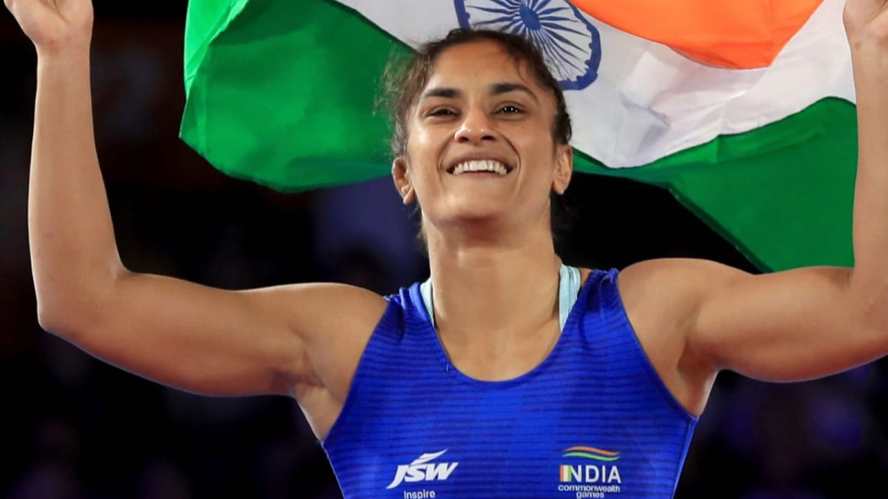 ಪ್ಯಾರಿಸ್ ಒಲಿಂಪಿಕ್ಸ್​ನಲ್ಲಿ ತೂಕದ ವಿಚಾರದಿಂದಾಗಿ ಪದಕ ವಂಚಿತರಾಗಿದ್ದ ಭಾರತೀಯ ಮಹಿಳಾ ಕುಸ್ತಿಪಟು ವಿನೇಶ್ ಫೋಗಟ್ ಇದ್ದಕ್ಕಿದ್ದಂತೆ ತಮ್ಮ ವೃತ್ತಿಜೀವನಕ್ಕೆ ವಿದಾಯ ಹೇಳಿದ್ದರು. ಕೂದಲೆಳೆ ಅಂತರದಲ್ಲಿ ಪದಕ ವಂಚಿತರಾದ ನಿರಾಶೆಯಿಂದ ಈ ಆಘಾತಕ್ಕಾರಿ ನಿರ್ಧಾರ ತೆಗೆದುಕೊಂಡಿದ್ದ ವಿನೇಶ್ ಫೋಗಟ್ ಇದೀಗ ತಮ್ಮ ನಿರ್ಧಾರವನ್ನು ಬದಲಿಸಿದ್ದು, ಮತ್ತೊಮ್ಮೆ ಕುಸ್ತಿ ಅಖಾಡಕ್ಕಿಳಿಯಲು ಸಜ್ಜಾಗಿದ್ದಾರೆ.