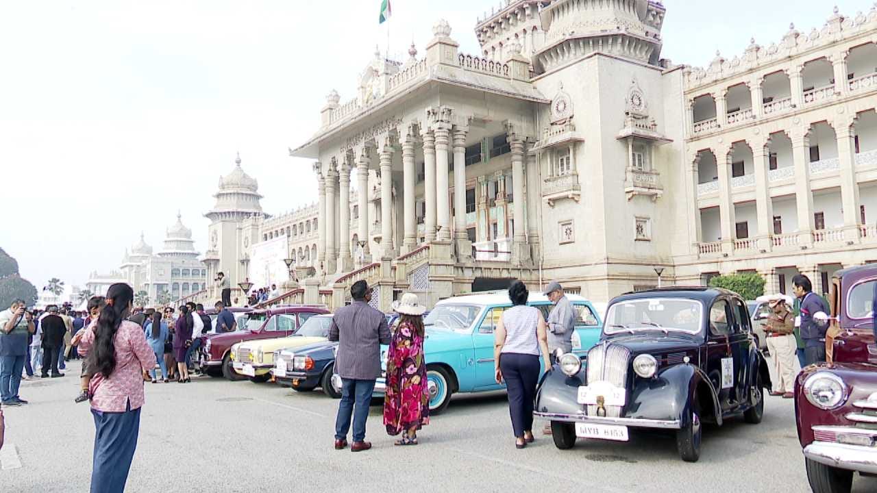 ಬೆಂಗಳೂರು ಪೊಲೀಸರು ನಿರಂತರವಾಗಿ ಡ್ರಗ್ಸ್ ವಿರುದ್ಧ ಸಮರ ಸಾರಿದ್ದು, ದಾಖಲೆ ಪ್ರಮಾಣದಲ್ಲಿ ಸೀಜ್ ಮಾಡಿ ಪೆಡ್ಲರ್ ಗಳ ಜೈಲಿಗಟ್ಟಿದ್ದಾರೆ. ಆಗಾಗ್ಗೆ ವಿಭಿನ್ನವಾಗಿ ಜಾಗೃತಿ ಮೂಡಿಸ್ತಿರುವ ಪೊಲೀಸ್ರು ಡಿ.07 ರಂದು ವಿಂಟೇಜ್ ಕಾರುಗಳ ರ್ಯಾಲಿ ಮೂಲಕ ಯುವಕರಿಗೆ ಜಾಗೃತಿ ಮೂಡಿಸಿದರು.ಈ ವಿನೂತನ ಜಾಗೃತಿ ಕಾರ್ಯಕ್ರಮಕ್ಕೆ ವಿಧಾನಸೌಧದ ಮೆಟ್ಟಿಲುಗಳ ಮುಂಭಾಗದಲ್ಲಿ ಗೃಹ ಸಚಿವ ಪರಮೇಶ್ವರ್ ಚಾಲನೆ ನೀಡಿದರು.
