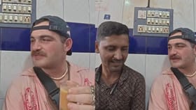 ಸಣ್ಣ ಅಂಗಡಿಯಲ್ಲಿ ಟೀ ಸವಿದು ಇಲ್ಲಿನ ಅತಿಥಿ ಸತ್ಕಾರಕ್ಕೆ ಫಿದಾ ಆದ ವಿದೇಶಿಗ