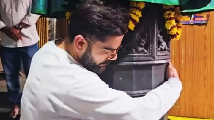 ಸರಣಿ ಮುಗಿಯುತ್ತಿದ್ದಂತೆ ದೇವಸ್ಥಾನಕ್ಕೆ ತೆರಳಿ ವಿಶೇಷ ಪೂಜೆ ಸಲ್ಲಿಸಿದ ವಿರಾಟ್ ಕೊಹ್ಲಿ ಸರಣಿ ಮುಗಿಯುತ್ತಿದ್ದಂತೆ ದೇವಸ್ಥಾನಕ್ಕೆ ತೆರಳಿ ವಿಶೇಷ ಪೂಜೆ ಸಲ್ಲಿಸಿದ ವಿರಾಟ್ ಕೊಹ್ಲಿ