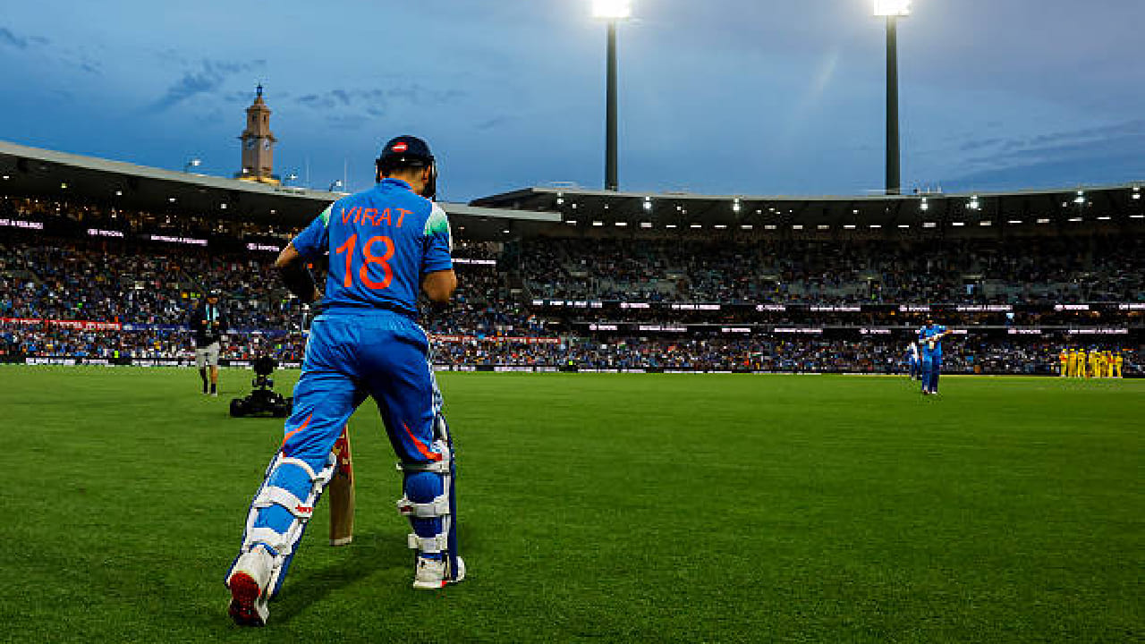 ಈ 650+ ರನ್​​ಗಳೊಂದಿಗೆ ವಿರಾಟ್ ಕೊಹ್ಲಿ ಹೆಸರಿಗೆ ಹೊಸ ವಿಶ್ವ ದಾಖಲೆ ಸೇರ್ಪಡೆಯಾಗಿದೆ. ಅಂದರೆ ಏಕದಿನ ಕ್ರಿಕೆಟ್ ಇತಿಹಾಸದಲ್ಲಿ ಒಂದೇ ಮೈದಾನದಲ್ಲಿ 103.49 ಸ್ಟ್ರೈಕ್​ ರೇಟ್​​ನಲ್ಲಿ 108.66 ಸರಾಸರಿಯಲ್ಲಿ 650+ ಸ್ಕೋರ್​​ ಗಳಿಸಿದ ಮತ್ತೊಬ್ಬ ಬ್ಯಾಟರ್ ಇಲ್ಲ.