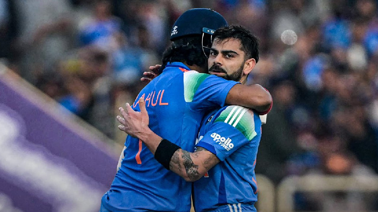 ಈ ಮೂಲಕ 8 ಇನಿಂಗ್ಸ್​​ಗಳಿಂದ ಬರೋಬ್ಬರಿ 652 ರನ್​​​ಗಳಿಸಿದ್ದಾರೆ. ಅದು ಸಹ 108.66 ಸರಾಸರಿಯಲ್ಲಿ ಎಂಬುದು ಇಲ್ಲಿ ಉಲ್ಲೇಖಾರ್ಹ. ಹಾಗೆಯೇ 103.49 ಸ್ಟ್ರೈಕ್​ ರೇಟ್​​ನಲ್ಲಿ ಬ್ಯಾಟ್ ಬೀಸಿದ್ದಾರೆ. ಈ ಮೂಲಕ ಏಕದಿನ ಕ್ರಿಕೆಟ್ ಇತಿಹಾಸದಲ್ಲೇ ಒಂದೇ ಮೈದಾನದಲ್ಲಿ 100 ಕ್ಕಿಂತ ಅಧಿಕ ಸ್ಟ್ರೈಕ್ ರೇಟ್​​ನಲ್ಲಿ, 100 ಕ್ಕಿಂತ ಹೆಚ್ಚಿನ ಸರಾಸರಿಯಲ್ಲಿ 650+ ರನ್ ಕಲೆಹಾಕಿದ ವಿಶ್ವದ ಮೊದಲ ಬ್ಯಾಟರ್ ಎಂಬ ಹಿರಿಮೆಗೆ ವಿರಾಟ್ ಕೊಹ್ಲಿ ಪಾತ್ರರಾಗಿದ್ದಾರೆ.