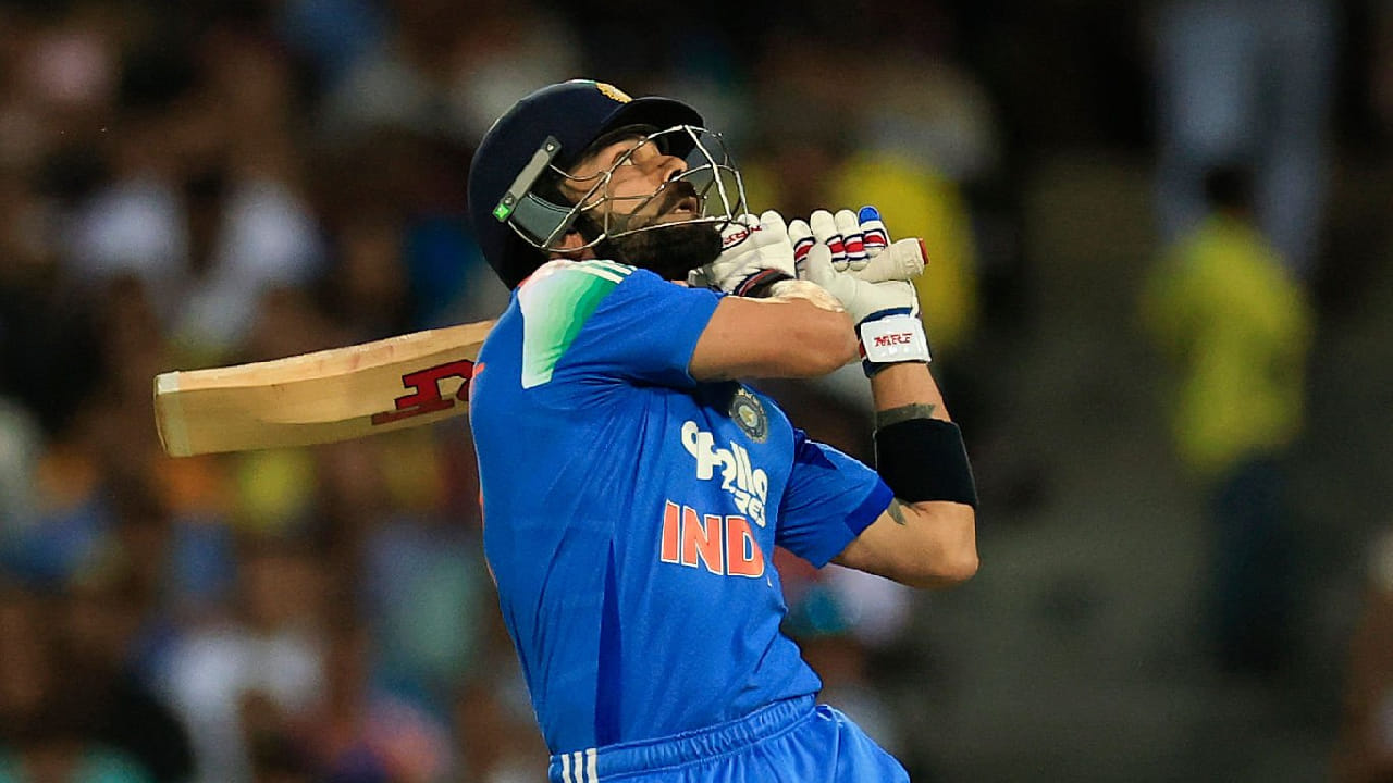 ಆದರೆ ಈ ಬಾರಿ ಸೌತ್ ಆಫ್ರಿಕಾ ವಿರುದ್ಧ ಆರ್ಭಟಿಸಿದ ವಿರಾಟ್ ಕೊಹ್ಲಿ ಸಿಕ್ಸರ್​ಗಳ ಸುರಿಮಳೆಗೈದಿದ್ದಾರೆ. ರಾಂಚಿಯಲ್ಲಿ ನಡೆದ ಮೊದಲ ಏಕದಿನ ಪಂದ್ಯದಲ್ಲಿ 7 ಸಿಕ್ಸ್ ಸಿಡಿಸಿದ್ದ ಕೊಹ್ಲಿ ರಾಯ್​ಪುರದಲ್ಲಿ ನಡೆದ 2ನೇ ಏಕದಿನ ಪಂದ್ಯದಲ್ಲಿ 2 ಸಿಕ್ಸ್ ಬಾರಿಸಿದ್ದರು. ಇನ್ನು ಮೂರನೇ ಏಕದಿನ ಪಂದ್ಯದಲ್ಲಿ 3 ಸಿಕ್ಸರ್​ಗಳೊಂದಿಗೆ ಅಜೇಯ 65 ರನ್ ಸಿಡಿಸಿದ್ದಾರೆ.