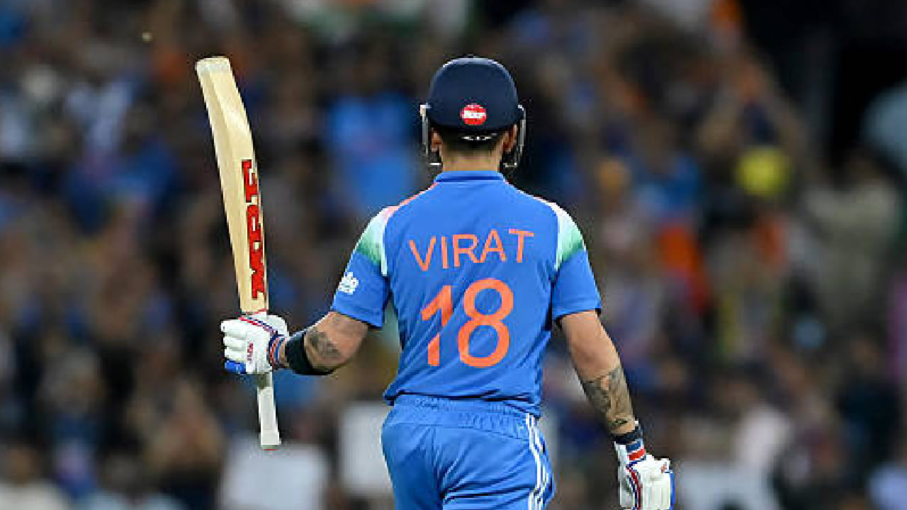 ಈ ಮೂಲಕ 17 ವರ್ಷಗಳ ತಮ್ಮ ಏಕದಿನ ಕ್ರಿಕೆಟ್ ಕೆರಿಯರ್​ನಲ್ಲಿ ಇದೇ ಮೊದಲ ಬಾರಿಗೆ ವಿರಾಟ್ ಕೊಹ್ಲಿ ಒಂದೇ ಸರಣಿಯಲ್ಲಿ 12 ಸಿಕ್ಸರ್​ಗಳನ್ನು ಸಿಡಿಸಿದ್ದಾರೆ. ಇನ್ನು 296 ಏಕದಿನ ಇನಿಂಗ್ಸ್ ಆಡಿರುವ ಕೊಹ್ಲಿ ಬ್ಯಾಟ್​ನಿಂದ ಈವರೆಗೆ ಮೂಡಿಬಂದಿರುವ ಒಟ್ಟು ಸಿಕ್ಸರ್​ಗಳ ಸಂಖ್ಯೆ 165 ಮಾತ್ರ.