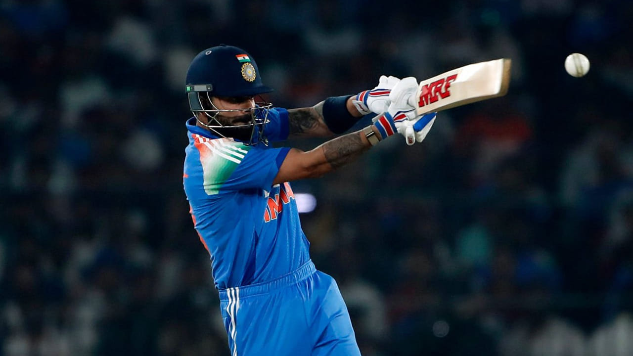 ಹೀಗೆ ಒಂದೇ ಸರಣಿಯಲ್ಲಿ ಕಿಂಗ್ ಕೊಹ್ಲಿ 302 ರನ್ ಕಲೆಹಾಕಿದ್ದಾರೆ. ಈ 302 ರನ್​ಗಳಲ್ಲಿ  12 ಸಿಕ್ಸರ್​ಗಳು ಕೂಡ ಒಳಗೊಂಡಿವೆ. ಅಂದರೆ ಏಕದಿನ ಸರಣಿಯಲ್ಲಿ ವಿರಾಟ್ ಕೊಹ್ಲಿ ಇದೇ ಮೊದಲ ಬಾರಿ 10 ಕ್ಕಿಂತ ಹೆಚ್ಚು ಸಿಕ್ಸ್ ಬಾರಿಸಿದ್ದಾರೆ. 2008 ರಿಂದ ಏಕದಿನ ಸರಣಿ ಆಡುತ್ತಿರುವ ಕೊಹ್ಲಿ ಒಮ್ಮೆಯೂ ಸರಣಿಯೊಂದರಲ್ಲಿ 10 ಅಥವಾ ಅದಕ್ಕಿಂತ ಹೆಚ್ಚು ಸಿಕ್ಸ್ ಬಾರಿಸಿಲ್ಲ ಎಂಬುದೇ ಸತ್ಯ.