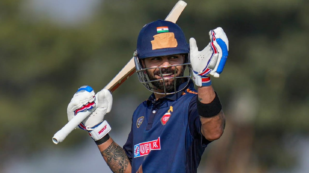 ಬೆಂಗಳೂರಿನ ಸಿಒಇ ಮೈದಾನದಲ್ಲಿ ನಡೆದ ಆಂಧ್ರ ವಿರುದ್ಧದ ಪಂದ್ಯದಲ್ಲಿ ದೆಹಲಿ ಪರ ವಿರಾಟ್ ಕೊಹ್ಲಿ ಮೂರನೇ ಕ್ರಮಾಂಕದಲ್ಲಿ ಕಣಕ್ಕಿಳಿದಿದ್ದರು. ಈ ಪಂದ್ಯದಲ್ಲಿ ಗಳಿಸಿದ ಮೊದಲ ರನ್​​ನೊಂದಿಗೆ ಕಿಂಗ್ ಕೊಹ್ಲಿ ವಿಶ್ವ ದಾಖಲೆಯನ್ನು ತಮ್ಮದಾಗಿಸಿಕೊಂಡರು.