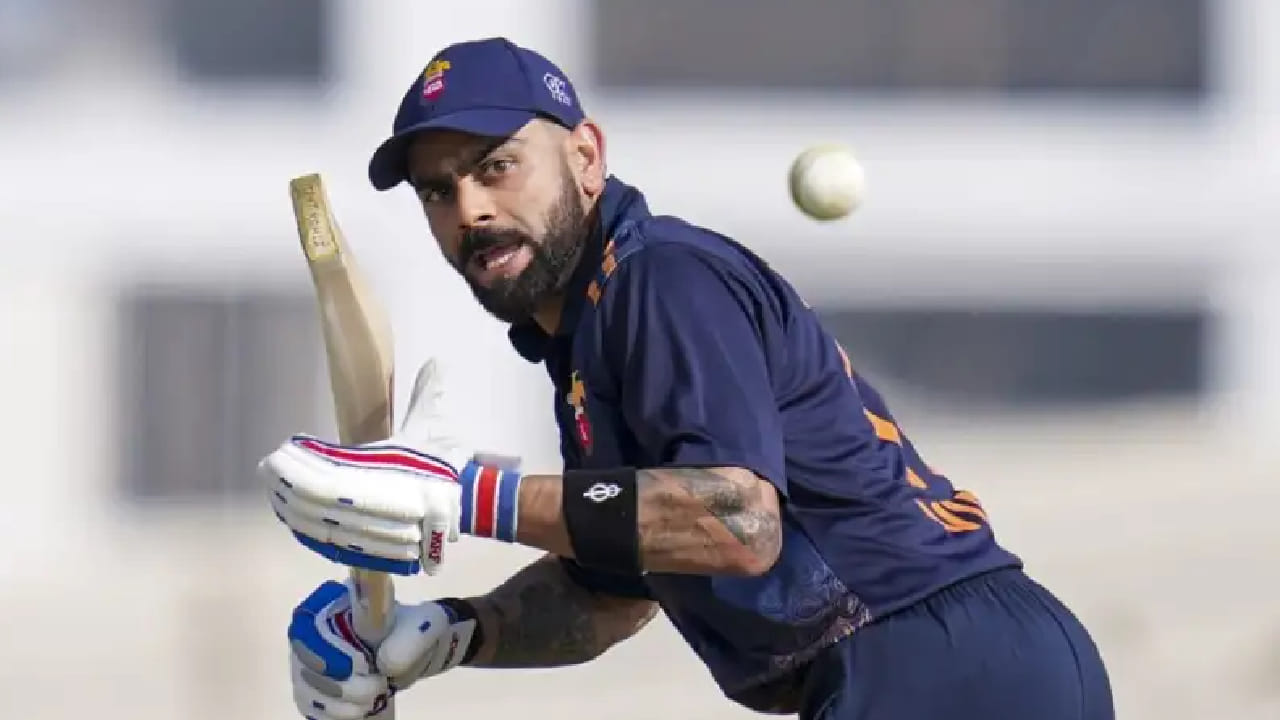 ಅಂದರೆ ಆಂಧ್ರ ವಿರುದ್ಧದ ಪಂದ್ಯಕ್ಕೂ ಮುನ್ನ ಲಿಸ್ಟ್​ ಎ (ಏಕದಿನ) ಕ್ರಿಕೆಟ್​ನಲ್ಲಿ 15999 ರನ್​ಗಳಿಸಿದ್ದ ಕೊಹ್ಲಿ ಒಂದು ರನ್​ಗಳಿಸುವ ಮೂಲಕ 16 ಸಾವಿರ ರನ್​ಗಳ ಸಾಧನೆ ಮಾಡಿದರು. ಈ ಮೂಲಕ ಲಿಸ್ಟ್ ಎ ಕ್ರಿಕೆಟ್​ನಲ್ಲಿ ಅತೀ ವೇಗವಾಗಿ 16000 ರನ್​ಗಳಿಸಿದ ವಿಶ್ವ ದಾಖಲೆಯನ್ನು ತಮ್ಮದಾಗಿಸಿಕೊಂಡರು.