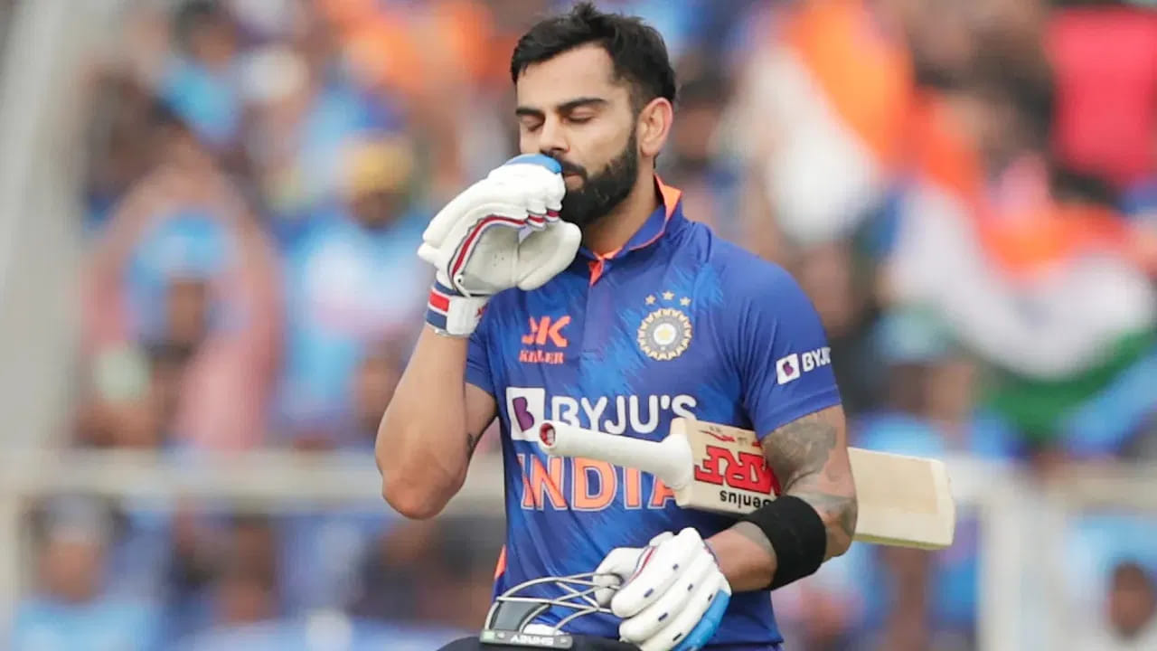 ಇದೀಗ ಕೇವಲ 330 ಇನಿಂಗ್ಸ್​ಗಳ ಮೂಲಕ ವಿರಾಟ್ ಕೊಹ್ಲಿ ಲಿಸ್ಟ್ ಎ ಕ್ರಿಕೆಟ್​ನಲ್ಲಿ 16000 ರನ್​ಗಳಿಸಿದ್ದಾರೆ. ಈ ಮೂಲಕ ಏಕದಿನ ಪಂದ್ಯಗಳಲ್ಲಿ ಅತೀ ಕಡಿಮೆ ಇನಿಂಗ್ಸ್​ಗಳ ಮೂಲಕ 16 ಸಾವಿರ ರನ್ ಕಲೆಹಾಕಿದ ಬ್ಯಾಟರ್ ಎಂಬ ವಿಶ್ವ ದಾಖಲೆಯನ್ನು ವಿರಾಟ್ ಕೊಹ್ಲಿ ತಮ್ಮದಾಗಿಸಿಕೊಂಡಿದ್ದಾರೆ.