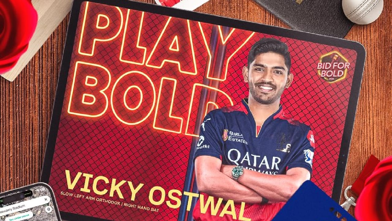 ವಿಕ್ಕಿ ಒಸ್ತ್ವಾಲ್: ಮಹಾರಾಷ್ಟ್ರದ ಸ್ಪಿನ್ನರ್ ವಿಕ್ಕಿ ಒಸ್ತ್ವಾಲ್ ಕೂಡ ಆರ್ ಸಿಬಿ ತಂಡಕ್ಕೆ ಸೇರ್ಪಡೆಯಾಗಿದ್ದಾರೆ. ಈ ಹಿಂದೆ ಅಂಡರ್ 19 ಟೀಮ್ ಇಂಡಿಯಾದಲ್ಲಿ ಕಾಣಿಸಿಕೊಂಡಿದ್ದ ವಿಕ್ಕಿಯನ್ನು ರಾಯಲ್ ಚಾಲೆಂಜರ್ಸ್ ಬೆಂಗಳೂರು 30 ಲಕ್ಷ ರೂ. ಮೂಲ ಬೆಲೆಗೆ ಖರೀದಿಸಿದೆ.