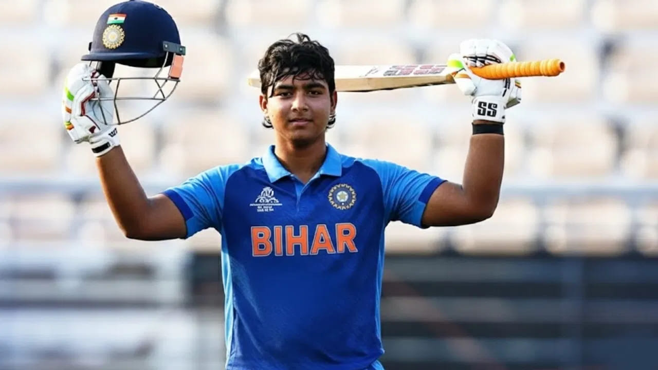 ರಾಂಚಿಯಲ್ಲಿ ನಡೆಯುತ್ತಿರುವ ವಿಜಯ ಹಝಾರೆ ಟೂರ್ನಿಯ ಪ್ಲೇಟ್ ಪಂದ್ಯದಲ್ಲಿ ವೈಭವ್ ಸೂರ್ಯವಂಶಿ (Vaibhav Suryavanshi) ಭರ್ಜರಿ ಶತಕ ಬಾರಿಸಿದ್ದಾರೆ. ಈ ಸೆಂಚುರಿಯೊಂದಿಗೆ 14 ವರ್ಷದ ಯುವ ದಾಂಡಿಗ ಏಕದಿನ ಟೂರ್ನಿಯಲ್ಲಿ ಹೊಸ ಇತಿಹಾಸ ನಿರ್ಮಿಸಿದ್ದಾರೆ.