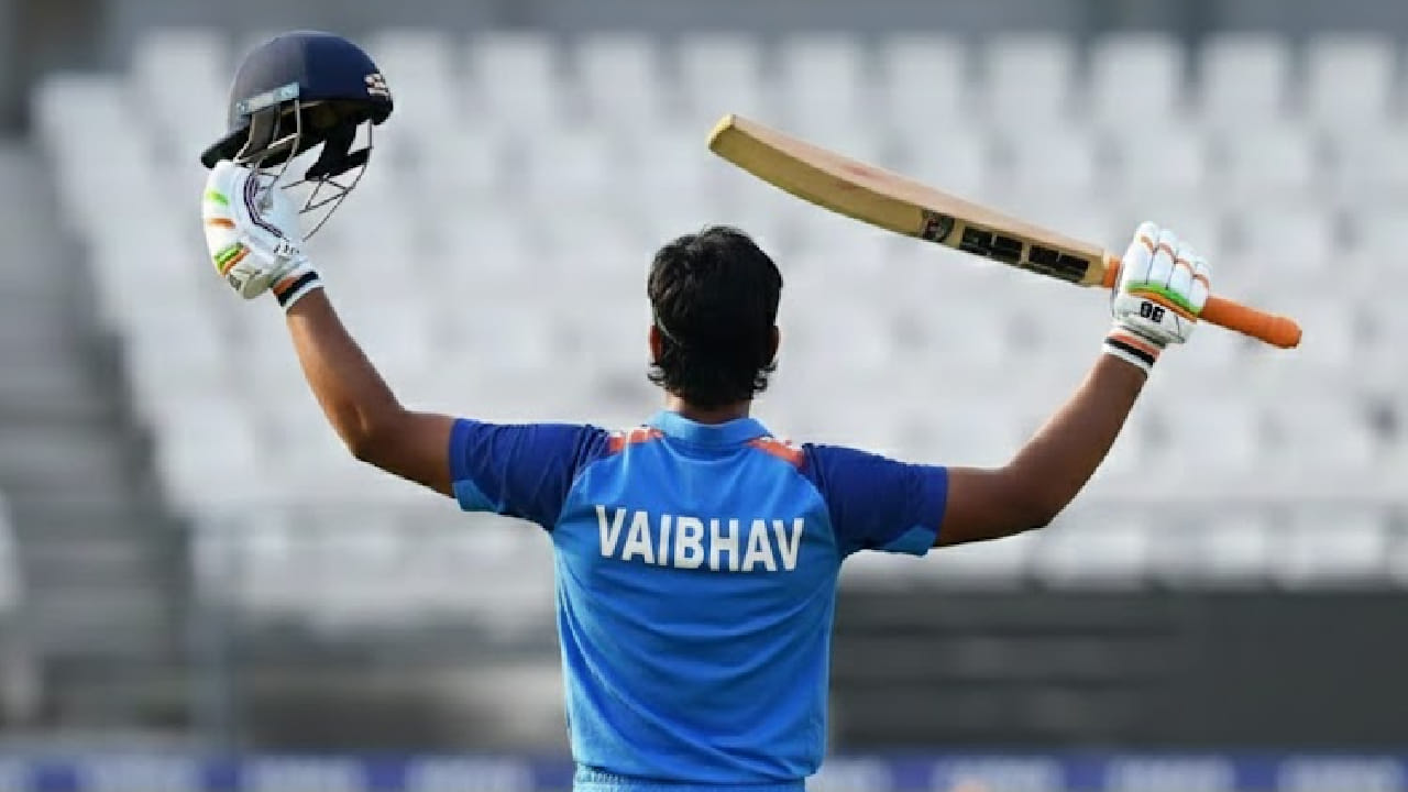 4ನೇ ವೇಗದ ಶತಕ: ಈ ಪಂದ್ಯದಲ್ಲಿ ವೈಭವ್ ಸೂರ್ಯವಂಶಿ ಕೇವಲ 36 ಎಸೆತಗಳಲ್ಲಿ ಶತಕ ಸಿಡಿಸಿದ್ದರು. ಈ ಮೂಲಕ ಅನ್​ಮೋಲ್ ಪ್ರೀತ್, ಕೋರೆ ಅ್ಯಂಡರ್ಸನ್ ಹಾಗೂ ಗ್ರಹಾಂ ರೋಸ್​ ಬಳಿಕ ಅತ್ಯಂತ ವೇಗದ ಲಿಸ್ಟ್ ಎ ಶತಕ ಬಾರಿಸಿದ ವಿಶ್ವದ ನಾಲ್ಕನೇ ಬ್ಯಾಟರ್ ಎನಿಸಿಕೊಂಡಿದ್ದಾರೆ. 