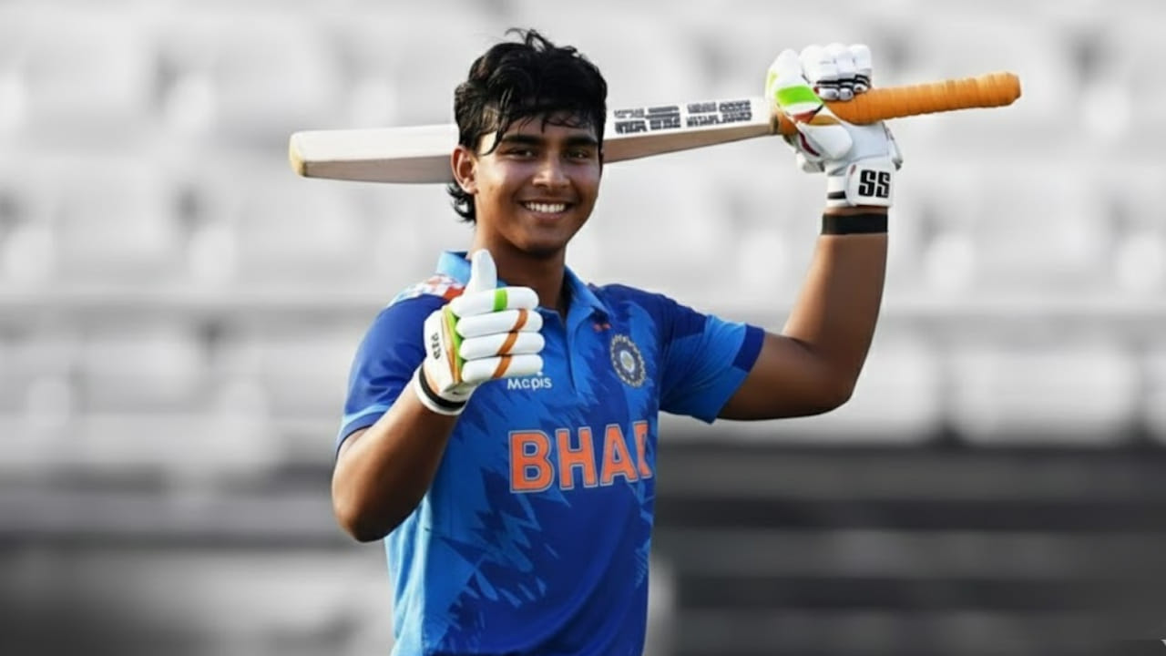 ಸಿಕ್ಸರ್‌ಗಳ ದಾಖಲೆ: ಅರುಣಾಚಲ ಪ್ರದೇಶ್ ವಿರುದ್ಧದ ಪಂದ್ಯದಲ್ಲಿ 15 ಸಿಕ್ಸ್ ಸಿಡಿಸುವ ಮೂಲಕ ವಿಜಯ ಹಝಾರೆ ಟೂರ್ನಿಯ ಪಂದ್ಯವೊಂದರ ಇನಿಂಗ್ಸ್​ನಲ್ಲಿ 15 ಸಿಕ್ಸ್ ಸಿಡಿಸಿದ ಅತ್ಯಂತ ಕಿರಿಯ ಬ್ಯಾಟರ್ ಎಂಬ ಹೆಗ್ಗಳಿಕೆಯನ್ನೂ ಕೂಡ ವೈಭವ್ ಸೂರ್ಯವಂಶಿ ತಮ್ಮದಾಗಿಸಿಕೊಂಡಿದ್ದಾರೆ.