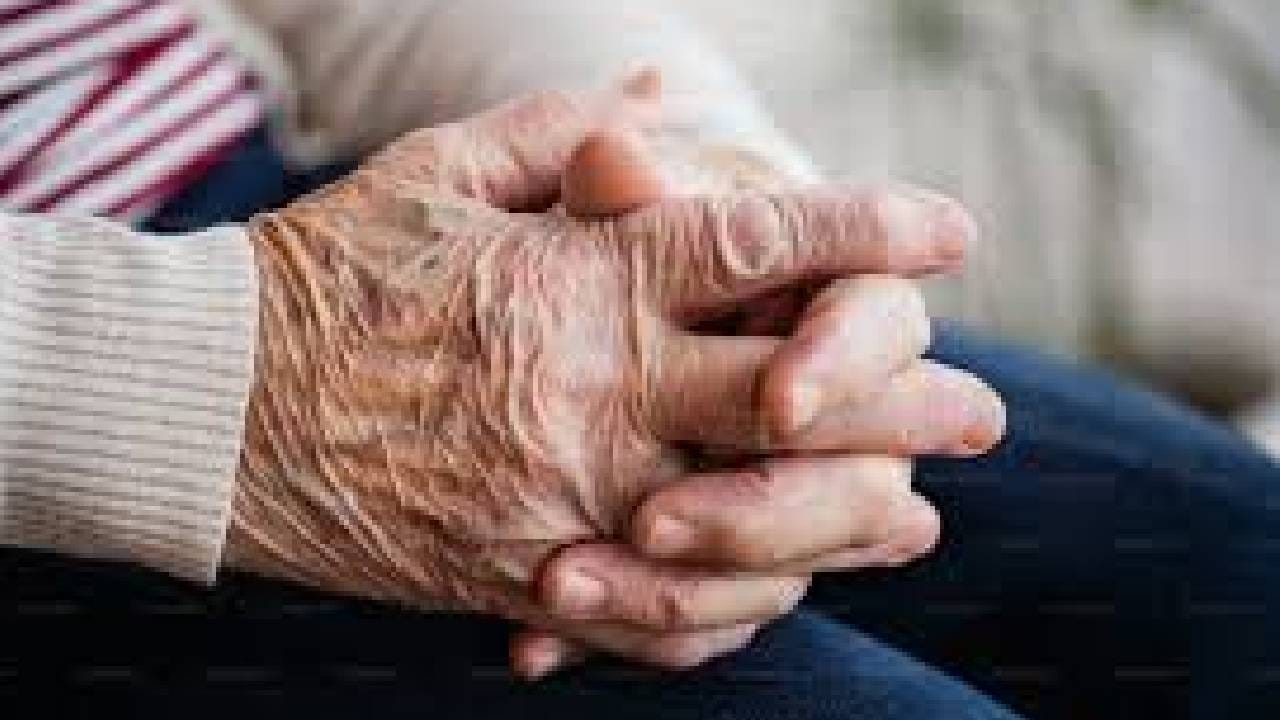 ವಾಕಿಂಗ್ಗೆಂದು ಹೋಗಿದ್ದ ವೃದ್ಧೆ ಹಿಂದಿರುಗಲೇ ಇಲ್ಲ, ಆಗಿತ್ತು ಅಪಘಾತ, ನೆಕ್ಲೇಸ್ನಿಂದ ಜಾಗ ಪತ್ತೆ ಮಾಡಿದ ಕುಟುಂಬ ವಾಕಿಂಗ್ಗೆಂದು ಹೋಗಿದ್ದ ವೃದ್ಧೆ ಹಿಂದಿರುಗಲೇ ಇಲ್ಲ, ಆಗಿತ್ತು ಅಪಘಾತ, ನೆಕ್ಲೇಸ್ನಿಂದ ಜಾಗ ಪತ್ತೆ ಮಾಡಿದ ಕುಟುಂಬ