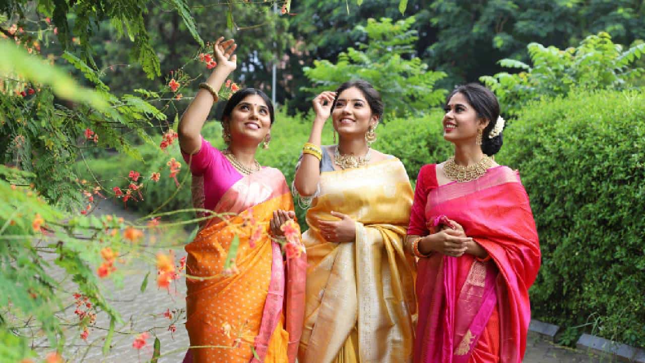World Saree Day 2025: ನೀರೆಯರ ಮನಗೆದ್ದ ಸೀರೆಗೂ ಒಂದು ದಿನ; ಈ ಆಚರಣೆಯ ಮಹತ್ವವನ್ನು ತಿಳಿಯಿರಿ World Saree Day 2025: ನೀರೆಯರ ಮನಗೆದ್ದ ಸೀರೆಗೂ ಒಂದು ದಿನ; ಈ ಆಚರಣೆಯ ಮಹತ್ವವನ್ನು ತಿಳಿಯಿರಿ