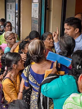 2 ಸಾವಿರ ಬದಲು 5 ಸಾವಿರ ನೀಡಿ ಎಂದು ಬೇಡಿಕೆಯಿಟ್ಟ ಮಹಿಳೆಯರು