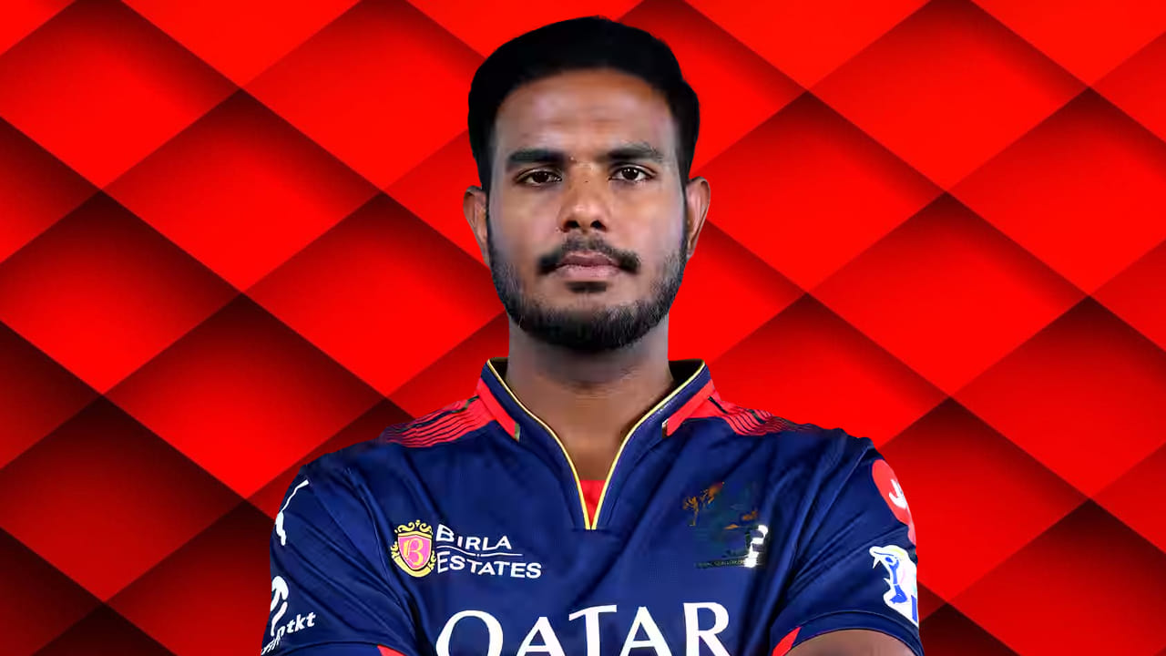 ಯಶ್ ದಯಾಳ್: ಆರ್​ಸಿಬಿ ಎಡಗೈ ವೇಗಿಯನ್ನು ಕಣಕ್ಕಿಳಿಸಲು ಮುಂದಾದರೆ ಯಶ್ ದಯಾಳ್​ಗೆ ಚಾನ್ಸ್ ಸಿಗುವುದು ಖಚಿತ. ಇನ್ನು ಹೆಚ್ಚುವರಿ ಸ್ಪಿನ್ನರ್​ನ ಆಯ್ಕೆಗೆ ಮುಂದಾದರೆ ಸುಯಶ್ ಶರ್ಮಾ ಅವರು ಕಣಕ್ಕಿಳಿಯಲಿದ್ದಾರೆ. ಇಲ್ಲಿ ಇಂಪ್ಯಾಕ್ಟ್ ಪ್ಲೇಯರ್ ಆಯ್ಕೆ ಇರುವುದರಿಂದ ಯಶ್ ದಯಾಳ್ ಆಡುವ ಬಳಗದಲ್ಲಿ ಕಾಣಿಸಿಕೊಳ್ಳಲಿದ್ದಾರೆ. ಇನ್ನು ಸುಯಶ್ ಇಂಪ್ಯಾಕ್ಟ್​ ಪ್ಲೇಯರ್ ಆಗಿ ಕಣಕ್ಕಿಳಿಯಬಹುದು.