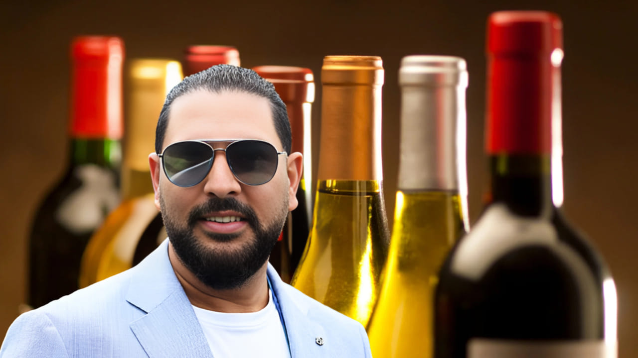 ಟೀಮ್ ಇಂಡಿಯಾ ಲೆಜೆಂಡ್ ಯುವರಾಜ್ ಸಿಂಗ್ (Yuvraj Singh) ಹೊಸ ಬಿಸಿನೆಸ್​ಗೆ ಕೈ ಹಾಕಿದ್ದಾರೆ.  ಅದು ಕೂಡ ಅಲ್ಟ್ರಾ-ಪ್ರೀಮಿಯಂ ಟಕಿಲಾ ಬ್ರ್ಯಾಂಡ್ ಸ್ಥಾಪಿಸುವ ಮೂಲಕ. ಹೌದು, ಯುವರಾಜ್ ಸಿಂಗ್ ಮದ್ಯ ಲೋಕಕ್ಕೆ ಕಾಲಿಟ್ಟಿದ್ದಾರೆ. "ಫಿನೋ" ಹೆಸರಿನ ಅಲ್ಟ್ರಾ-ಪ್ರೀಮಿಯಂ ಟಕಿಲಾ ಬ್ರ್ಯಾಂಡ್​ವೊಂದನ್ನು ಯುವಿ ಭಾರತದಲ್ಲಿ ಬಿಡುಗಡೆ ಮಾಡಿದ್ದಾರೆ. ಗುರುಗ್ರಾಮ್‌ನಲ್ಲಿ ನಡೆದ ಹೊಸ ಬ್ರ್ಯಾಂಡ್ ಲಾಂಚಿಂಗ್​ ಕಾರ್ಯಕ್ರಮದಲ್ಲಿ ಮಾಜಿ ಕ್ರಿಕೆಟಿಗರಾದ ಸುರೇಶ್ ರೈನಾ, ಮೊಹಮ್ಮದ್ ಕೈಫ್ ಹಾಗೂ ಯುಜ್ವೇಂದ್ರ ಚಹಲ್ ಕಾಣಿಸಿಕೊಂಡಿದ್ದರು.