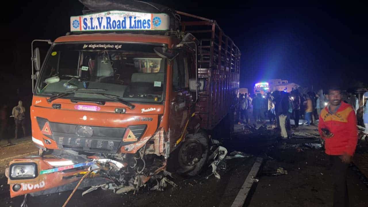 ಬೀದರ್-ಶ್ರೀರಂಗಪಟ್ಟಣ ಹೆದ್ದಾರಿಯಲ್ಲಿ ಭೀಕರ ಅಪಘಾತ: ಲಾರಿ ಡಿಕ್ಕಿಯಾಗಿ ಕಾರಿನಲ್ಲಿದ್ದ ನಾಲ್ವರು ಸಾವು ಬೀದರ್-ಶ್ರೀರಂಗಪಟ್ಟಣ ಹೆದ್ದಾರಿಯಲ್ಲಿ ಭೀಕರ ಅಪಘಾತ: ಲಾರಿ ಡಿಕ್ಕಿಯಾಗಿ ಕಾರಿನಲ್ಲಿದ್ದ ನಾಲ್ವರು ಸಾವು