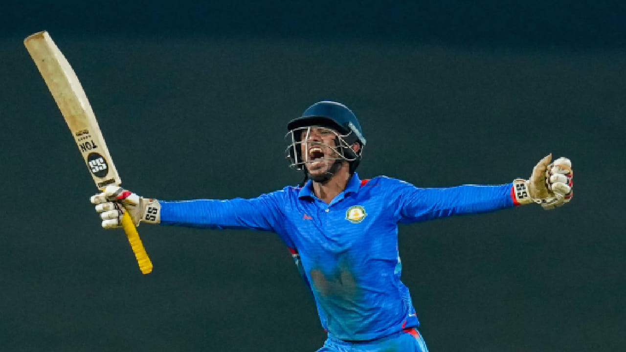 ವಿಜಯ ಹಝಾರೆ ಟೂರ್ನಿಯ ಸೆಮಿಫೈನಲ್ ಪಂದ್ಯದಲ್ಲಿ ಕರ್ನಾಟಕ ವಿರುದ್ಧ ಅಮನ್ ಮೊಖಾಡೆ 138 ರನ್​​​ಗಳ ಭರ್ಜರಿ ಶತಕ ಸಿಡಿಸಿದ್ದರು. ಈ ಶತಕದೊಂದಿಗೆ ಲಿಸ್ಟ್ ಎ ಕ್ರಿಕೆಟ್​​ನಲ್ಲಿ 1000 ರನ್​​​ಗಳನ್ನು ಪೂರೈಸಿದ್ದಾರೆ. ಈ ಮೂಲಕ ಹೊಸ ವಿಶ್ವ ದಾಖಲೆಯನ್ನು ಸಹ ನಿರ್ಮಿಸಿದ್ದಾರೆ.