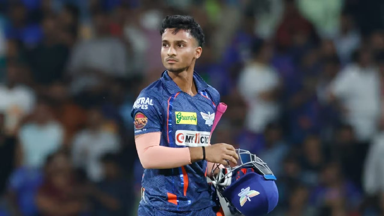 ಆಯುಷ್ ಬದೋನಿ ಲಿಸ್ಟ್ ಎ ಕ್ರಿಕೆಟ್​ನಲ್ಲಿ ಈವರೆಗೆ 27 ಪಂದ್ಯಗಳನ್ನಾಡಿದ್ದಾರೆ. ಈ ವೇಳೆ 22 ಇನಿಂಗ್ಸ್ ಆಡಿರುವ ಅವರು 1 ಶತಕ ಹಾಗೂ 5 ಅರ್ಧಶತಕಗಳೊಂದಿಗೆ 693 ರನ್ ಕಲೆಹಾಕಿದ್ದಾರೆ. ಹಾಗೆಯೇ 18 ವಿಕೆಟ್​ಗಳನ್ನು ಸಹ ಕಬಳಿಸಿದ್ದಾರೆ. ಇನ್ನು ಐಪಿಎಲ್​ನಲ್ಲಿ ಲಕ್ನೋ ಸೂಪರ್ ಜೈಂಟ್ಸ್ ಪರ 56 ಪಂದ್ಯಗಳನ್ನಾಡಿರುವ ಅವರು ಒಟ್ಟು 6 ಅರ್ಧಶತಕಗಳೊಂದಿಗೆ 963 ರನ್​ಗಳಿಸಿದ್ದಾರೆ. ಇದೀಗ ಚೊಚ್ಚಲ ಬಾರಿಗೆ ಟೀಮ್ ಇಂಡಿಯಾಗೆ ಎಂಟ್ರಿ ಕೊಟ್ಟಿದ್ದಾರೆ.