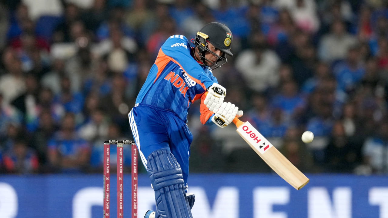 ಇದರ ಜೊತೆಗೆ  ನ್ಯೂಜಿಲೆಂಡ್ ವಿರುದ್ಧ ಅಂತರರಾಷ್ಟ್ರೀಯ ಟಿ20 ಪಂದ್ಯದಲ್ಲಿ ಅತಿ ವೇಗದ ಅರ್ಧಶತಕ ಬಾರಿಸಿದ ಬ್ಯಾಟ್ಸ್‌ಮನ್ ಎಂಬ ದಾಖಲೆಯೂ ಅಭಿಷೇಕ್ ಪಾಲಾಯಿತು. ಆಸ್ಟ್ರೇಲಿಯಾದ ಮಾಜಿ ಆರಂಭಿಕ ಬ್ಯಾಟ್ಸ್‌ಮನ್ ಡೇವಿಡ್ ವಾರ್ನರ್ ನ್ಯೂಜಿಲೆಂಡ್ ವಿರುದ್ಧ 20 ಎಸೆತಗಳಲ್ಲಿ ಅರ್ಧಶತಕ ಬಾರಿಸಿದ್ದು ಈವರೆಗಿನ ದಾಖಲೆಯಾಗಿತ್ತು. ಇದೀಗ ಅಭಿಷೇಕ್ ಆ ದಾಖಲೆಯನ್ನು ತಮ್ಮ ಖಾತೆಗೆ ಹಾಕಿಕೊಂಡಿದ್ದಾರೆ.