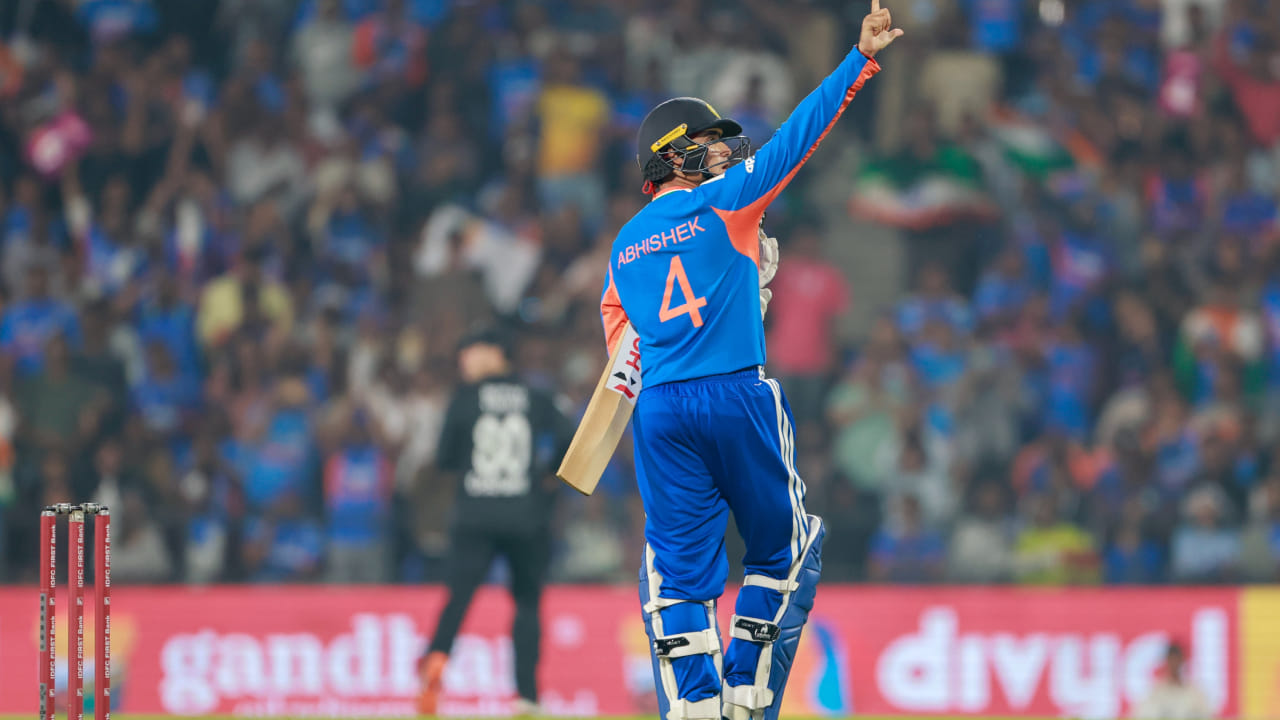 ಇನ್ನು ವಿಶ್ವ ಕ್ರಿಕೆಟ್‌ನಲ್ಲಿ ಪೂರ್ಣ ಸದಸ್ಯ ತಂಡಗಳನ್ನು ನೋಡಿದರೆ, ಅಭಿಷೇಕ್ ಶರ್ಮಾ ಜಂಟಿಯಾಗಿ ಮೂರನೇ ಅತಿ ವೇಗದ ಅರ್ಧಶತಕ ಬಾರಿಸಿದ ಸಾಧನೆ ಮಾಡಿದ್ದಾರೆ. ಯುವರಾಜ್ ಸಿಂಗ್ ಈ ಪಟ್ಟಿಯಲ್ಲಿ ಮೊದಲ ಸ್ಥಾನದಲ್ಲಿದ್ದರೆ, ಜಿಂಬಾಬ್ವೆ ವಿರುದ್ಧ ಕೇವಲ 13 ಎಸೆತಗಳಲ್ಲಿ ಅರ್ಧಶತಕ ಗಳಿಸಿದ ನಮೀಬಿಯಾದ ಆಟಗಾರ ಜಾನ್ ಫ್ರೈಲಿಂಕ್ ಎರಡನೇ ಸ್ಥಾನದಲ್ಲಿದ್ದಾರೆ. 2016 ರಲ್ಲಿ ಶ್ರೀಲಂಕಾ ವಿರುದ್ಧ ನಡೆದ ಟಿ20 ಪಂದ್ಯದಲ್ಲಿ 14 ಎಸೆತಗಳಲ್ಲಿ ಅರ್ಧಶತಕ ಗಳಿಸಿದ್ದ ಕಾಲಿನ್ ಮುನ್ರೋ ಅವರೊಂದಿಗೆ ಅಭಿಷೇಕ್ ಶರ್ಮಾ ಅವರ ಹೆಸರು ಈಗ ಜಂಟಿಯಾಗಿ ಮೂರನೇ ಸ್ಥಾನದಲ್ಲಿದೆ.