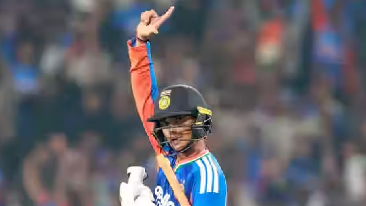 ಇದೀಗ ಈ ದಾಖಲೆಯನ್ನು ಅಭಿಷೇಕ್ ಶರ್ಮಾ ಧೂಳೀಪಟ ಮಾಡಿದ್ದಾರೆ. ಅಭಿ ಕೇವಲ 2898 ಎಸೆತಗಳಲ್ಲಿ 5000 ರನ್ ಪೂರೈಸಿ ಹೊಸ ಇತಿಹಾಸ ನಿರ್ಮಿಸಿದ್ದಾರೆ. ಈ ಮೂಲಕ ಟಿ೨೦ ಕ್ರಿಕೆಟ್ ಇತಿಹಾಸದಲ್ಲೇ ಅತೀ ಕಡಿಮೆ ಎಸೆತಗಳಲ್ಲಿ 5 ರನ್ ಪೂರೈಸಿದ ವಿಶ್ವ ದಾಖಲೆಯನ್ನು ಅಭಿಷೇಕ್ ಶರ್ಮಾ ತಮ್ಮದಾಗಿಸಿಕೊಂಡಿದ್ದಾರೆ.