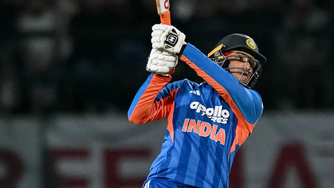 ನಾಗಪುರದಲ್ಲಿ ನಡೆದ ನ್ಯೂಝಿಲೆಂಡ್ ವಿರುದ್ಧದ ಮೊದಲ ಟಿ೨೦ ಪಂದ್ಯದಲ್ಲಿ ಆರಂಭಿಕನಾಗಿ ಕಣಕ್ಕಿಳಿದ ಅಭಿಷೇಕ್ ಶರ್ಮಾ ವಿಸ್ಫೋಟಕ ಬ್ಯಾಟಿಂಗ್ ಪ್ರದರ್ಶಿಸಿದ್ದರು. ಈ ಸ್ಫೋಟಕ ಬ್ಯಾಟಿಂಗ್ನೊಂದಿಗೆ ಕೇವಲ 22 ಎಸೆತಗಳಲ್ಲಿ ಅರ್ಧಶತಕ ಪೂರೈಸಿದ್ದರು. ಅಲ್ಲದೆ ಕೇವಲ 35 ಎಸೆತಗಳಲ್ಲಿ 8 ಸಿಕ್ಸ್, 5 ಫೋರ್ ಗಳೊಂದಿಗೆ 84 ರನ್ ಚಚ್ಚಿದ್ದರು.