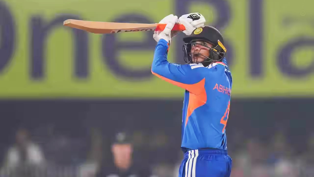 ಇದಾಗ್ಯೂ ಈ ಸರಣಿಯಲ್ಲಿ ಅತ್ಯುತ್ತಮ ಬ್ಯಾಟಿಂಗ್ ಪ್ರದರ್ಶಿಸುತ್ತಿರುವ ಅಭಿಷೇಕ್ ಶರ್ಮಾ ಮೂರು ಪಂದ್ಯಗಳ ಮೂಲಕ ಒಟ್ಟು 152 ರನ್ ಕಲೆಹಾಕಿದ್ದಾರೆ. ಈ ಭರ್ಜರಿ ಪ್ರದರ್ಶನವನ್ನು ಮುಂದಿನ ಎರಡು ಮ್ಯಾಚ್​ಗಳಲ್ಲಿ ಮುಂದುವರೆಸಿದರೆ ಸರಣಿ ಶ್ರೇಷ್ಠ ಪ್ರಶಸ್ತಿಯನ್ನು ತಮ್ಮದಾಗಿಸಿಕೊಳ್ಳಬಹುದು.