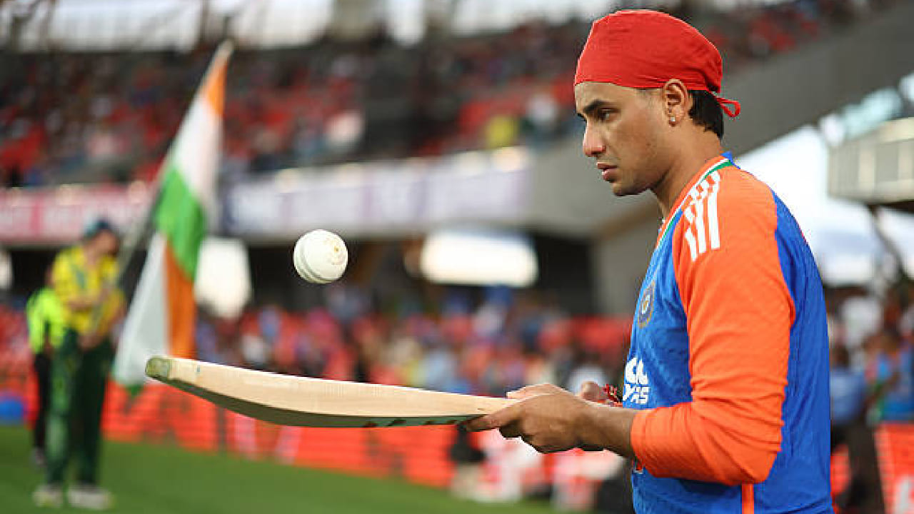 ಗುವಾಹಟಿಯ ಬರ್ಸಾಪರ ಸ್ಟೇಡಿಯಂನಲ್ಲಿ ನಡೆದ ನ್ಯೂಝಿಲೆಂಡ್ ವಿರುದ್ಧದ 3ನೇ ಟಿ20 ಪಂದ್ಯದಲ್ಲಿ ಅಭಿಷೇಕ್ ಶರ್ಮಾ (Abhishek Sharma) ಅಕ್ಷರಶಃ ಅಬ್ಬರಿಸಿದ್ದರು. ಈ ಅಬ್ಬರದೊಂದಿಗೆ ಅಭಿಷೇಕ್ ಕೇವಲ 14 ಎಸೆತಗಳಲ್ಲಿ ಅರ್ಧಶತಕ ಪೂರೈಸಿದ್ದರು. ಈ ಮೂಲಕ ಟೀಮ್ ಇಂಡಿಯಾ ಪರ ಟಿ20 ಕ್ರಿಕೆಟ್​ನಲ್ಲಿ ಅತೀ ವೇಗದ ಹಾಫ್ ಸೆಂಚುರಿ ಸಿಡಿಸಿದ 2ನೇ ಬ್ಯಾಟರ್ ಎನಿಸಿಕೊಂಡಿದ್ದರು.