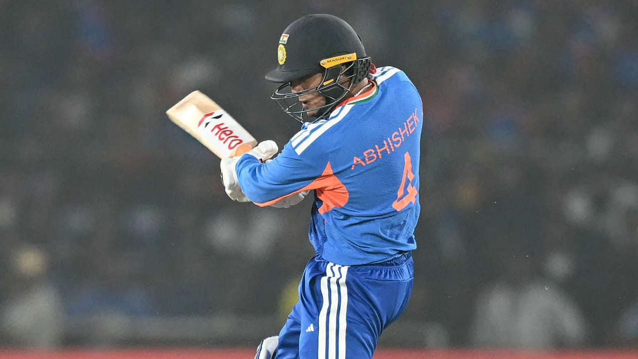 ಈ ಪಂದ್ಯದಲ್ಲಿ ಆರಂಭಿಕನಾಗಿ ಕಣಕ್ಕಿಳಿದ ಅಭಿಷೇಕ್ ಶರ್ಮಾ ಒಟ್ಟು 20 ಎಸೆತಗಳನ್ನು ಎದುರಿಸಿದ್ದರು. ಈ ಇಪ್ಪತ್ತು ಎಸೆತಗಳಲ್ಲೂ ರನ್​ಗಳಿಸುವ ಮೂಲಕ ಇದೀಗ ಹೊಸ ವಿಶ್ವ ದಾಖಲೆಯನ್ನು ನಿರ್ಮಿಸಿದ್ದಾರೆ. ಈ ಮೂಲಕ ಇಂತಹದೊಂದು ಇನಿಂಗ್ಸ್ ಆಡಿದ ಐಸಿಸಿ ಪೂರ್ಣ ಸದಸ್ಯ ರಾಷ್ಟ್ರದ ಮೊದಲ ಬ್ಯಾಟರ್ ಎನಿಸಿಕೊಂಡಿದ್ದಾರೆ.